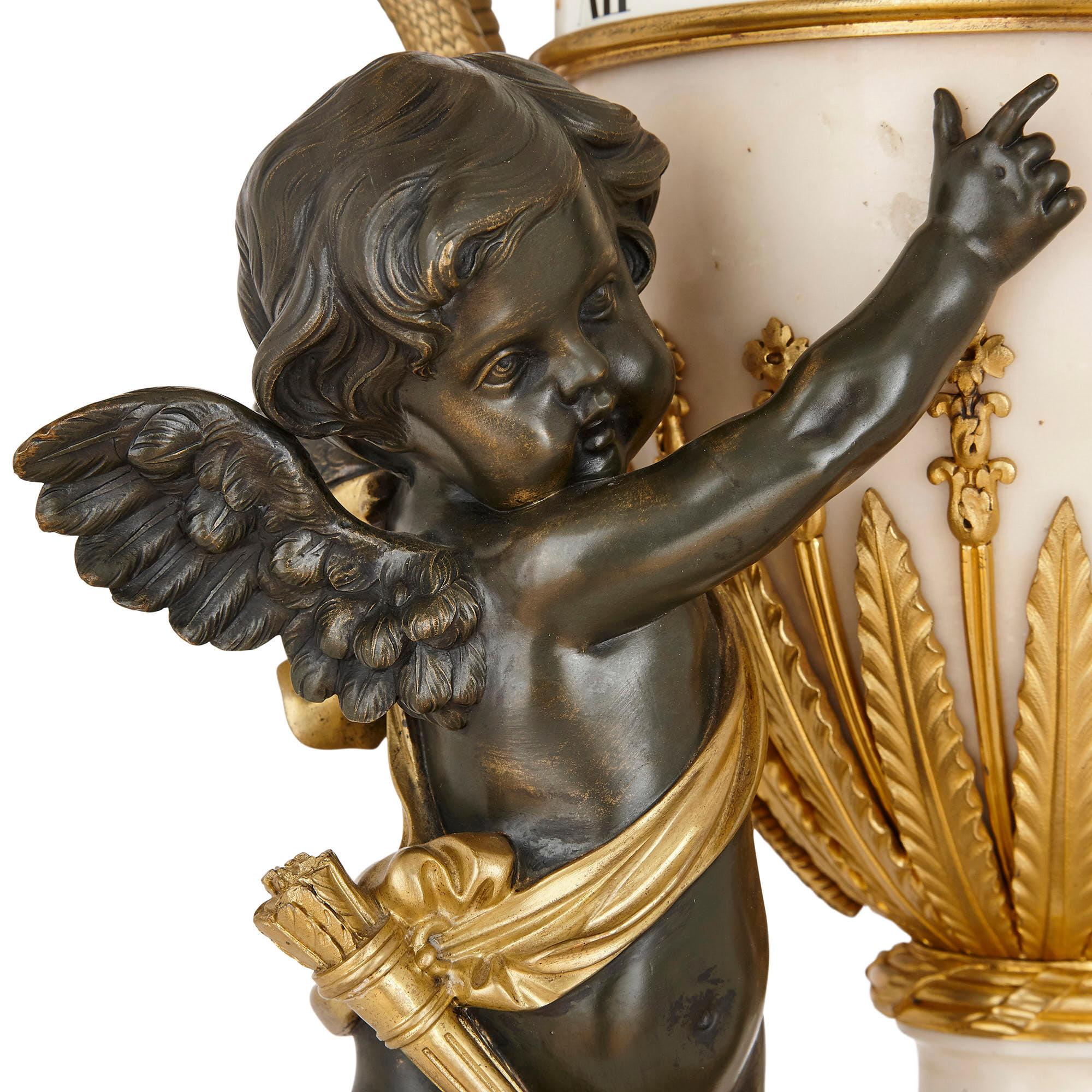 Große klassizistische Marmor- und vergoldete Bronzemanteluhr mit rundem Uhrwerk (Französisch) im Angebot