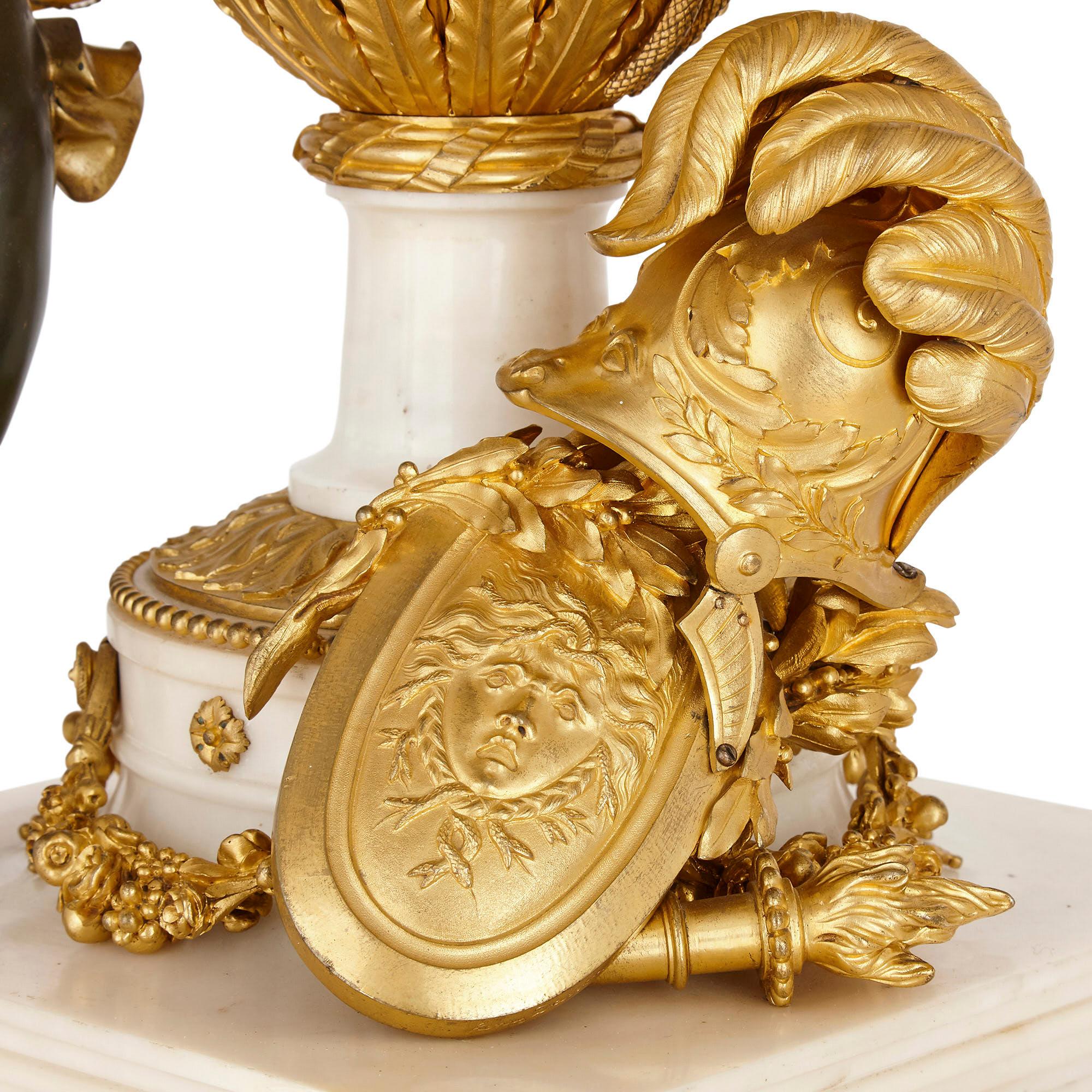 Große klassizistische Marmor- und vergoldete Bronzemanteluhr mit rundem Uhrwerk (Vergoldet) im Angebot