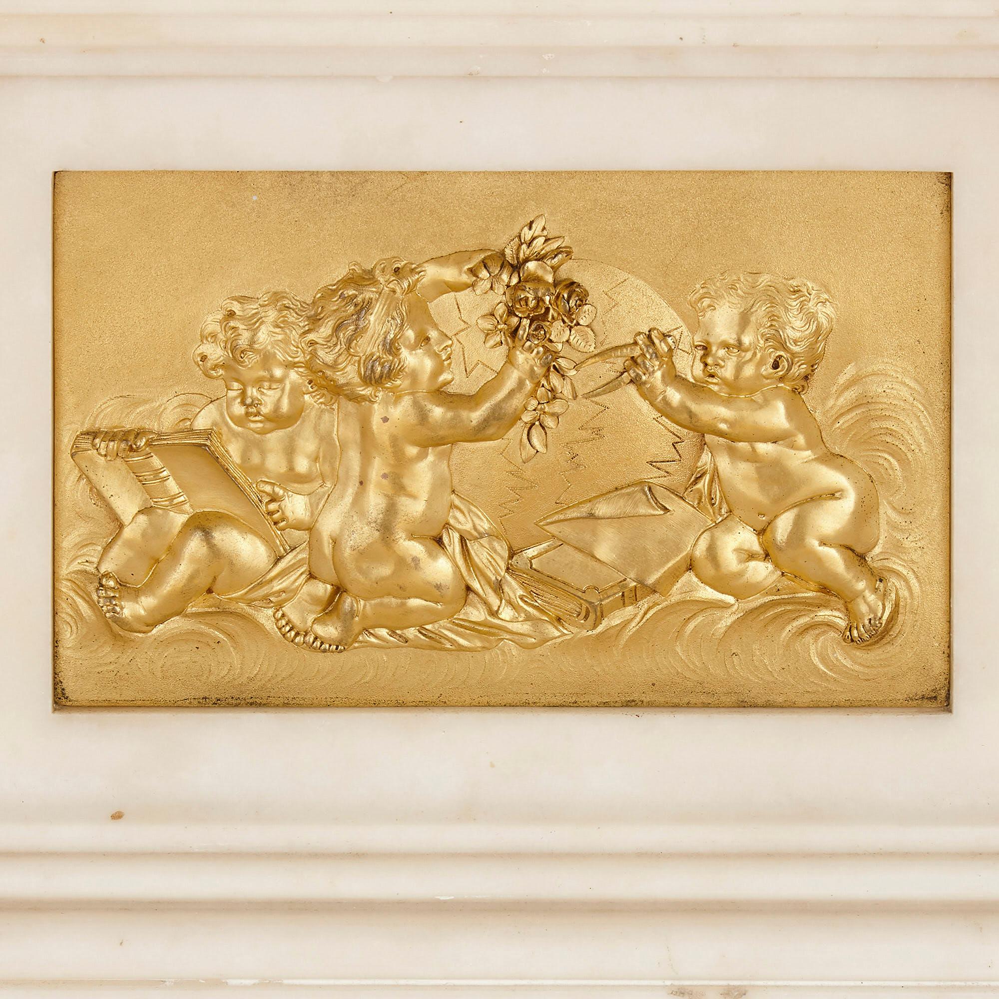 Große klassizistische Marmor- und vergoldete Bronzemanteluhr mit rundem Uhrwerk (19. Jahrhundert) im Angebot