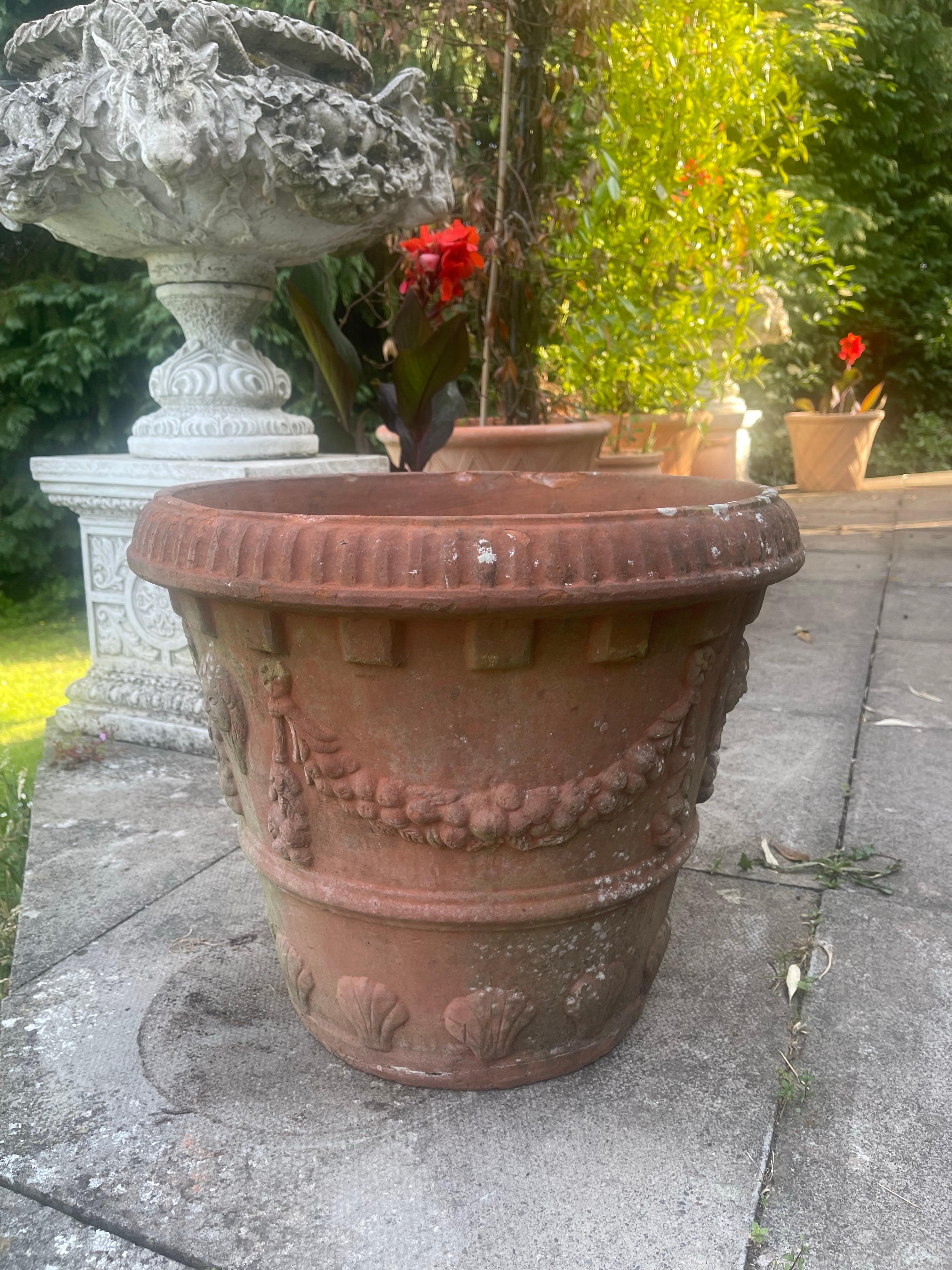 Großer Terrakotta-Gartentopf im neoklassischen Stil (20. Jahrhundert) im Angebot