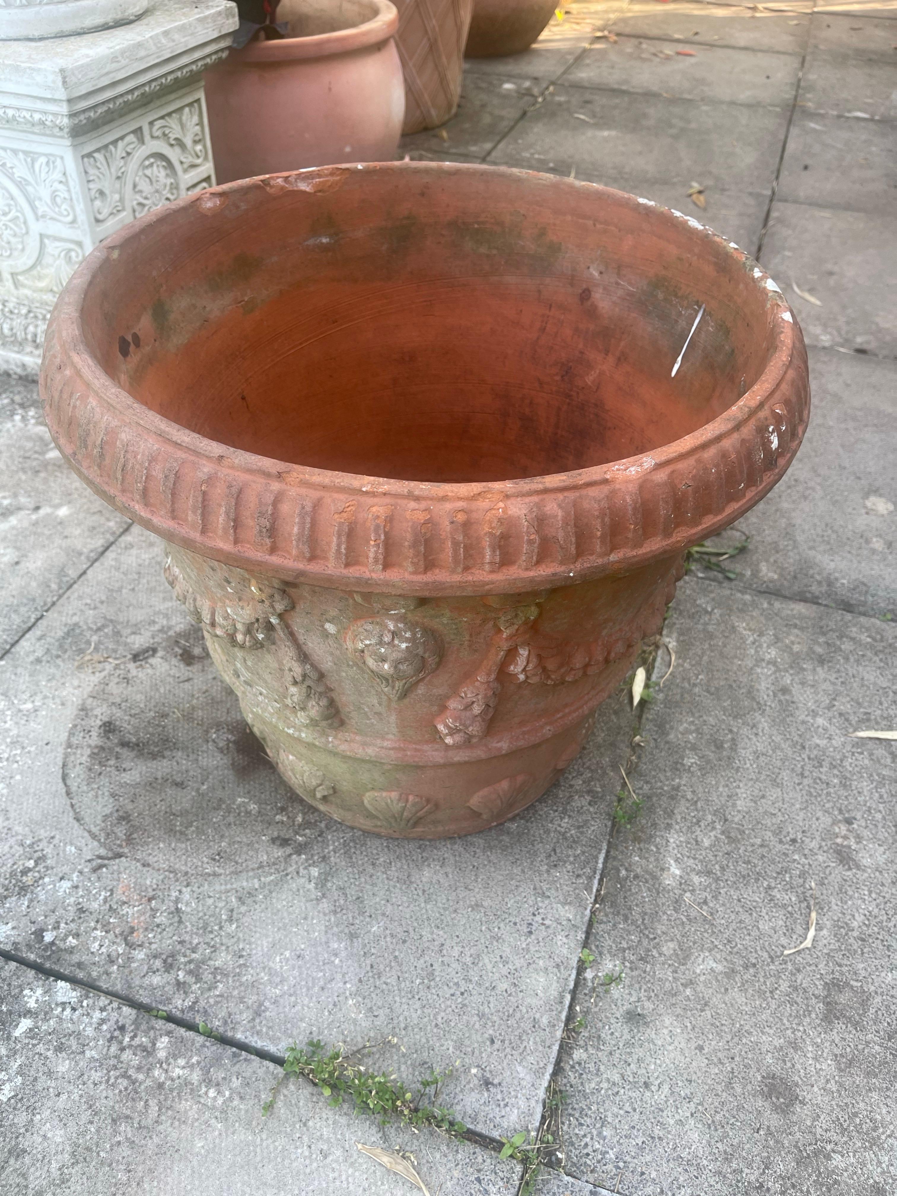 Großer Terrakotta-Gartentopf im neoklassischen Stil im Angebot 2