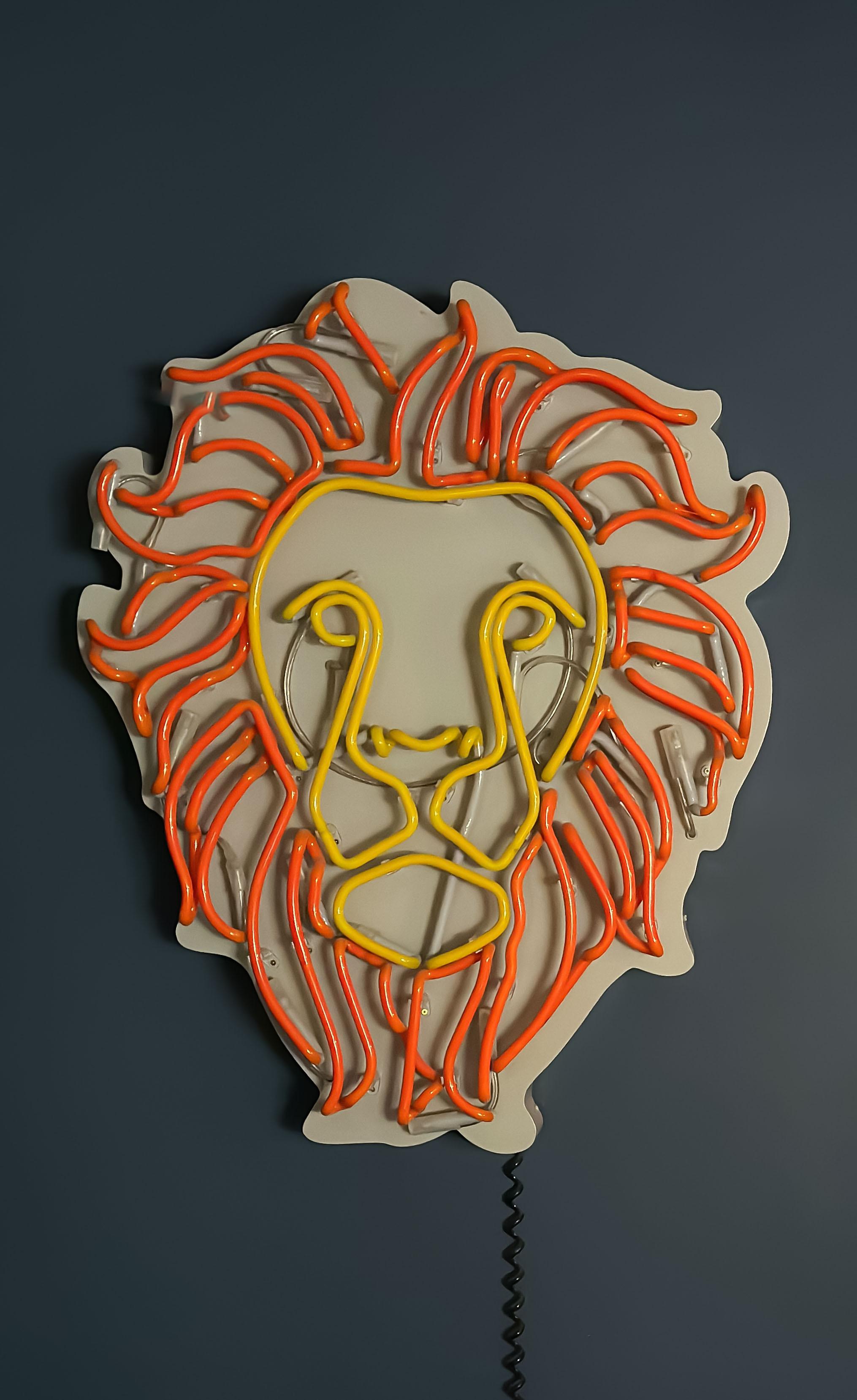 Large yellow and orange neon Lion wall light – Handmade in England, 2017

A striking wall-mounted neon light featuring a stylised lion’s face in vibrant yellow and orange cold cathode/neon glass tubes.

Crafted in 2017, this bespoke piece was