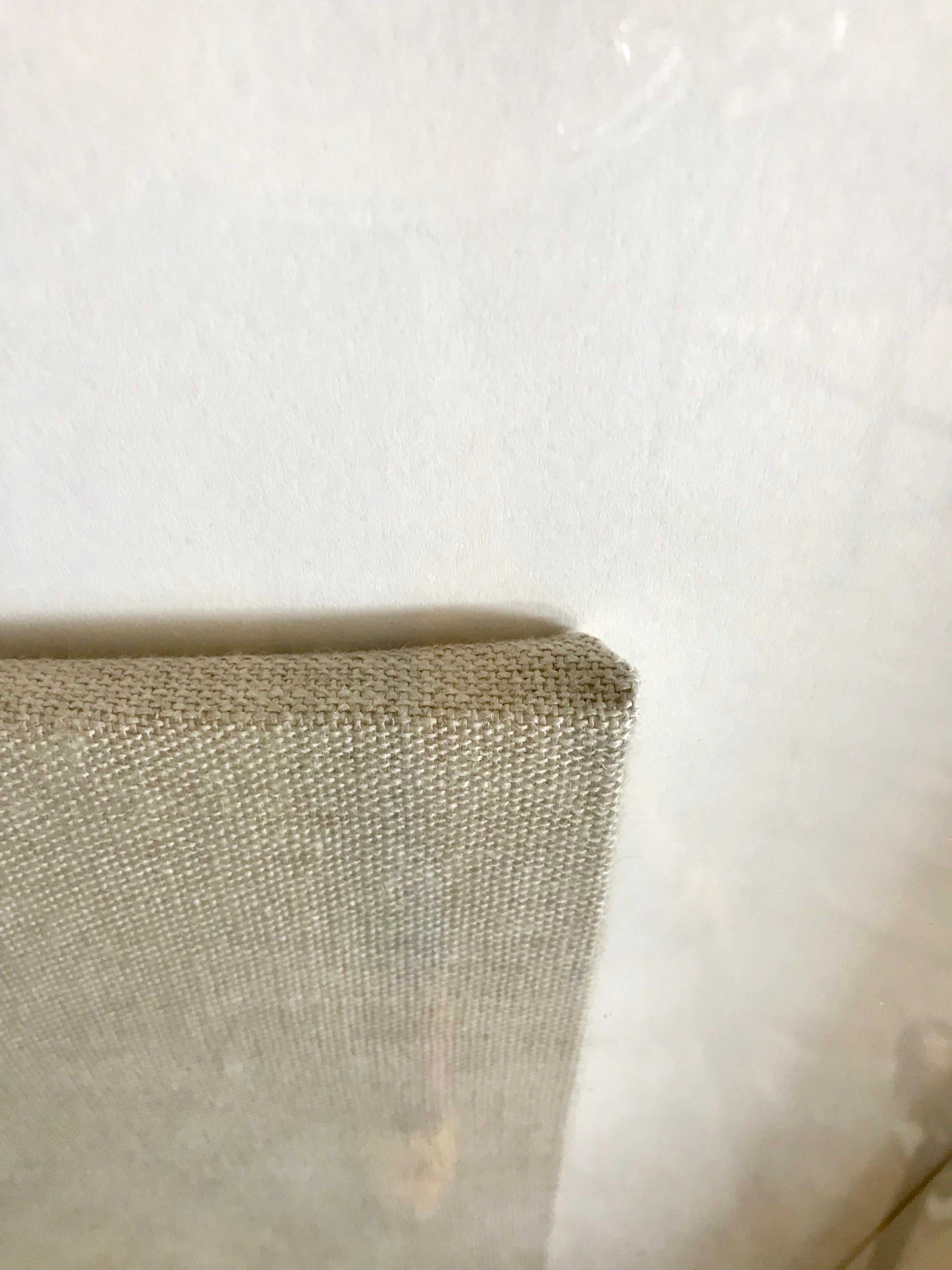 Große abstrakte weiße Stickerei auf taupefarbenem Muslin, neutral 4
