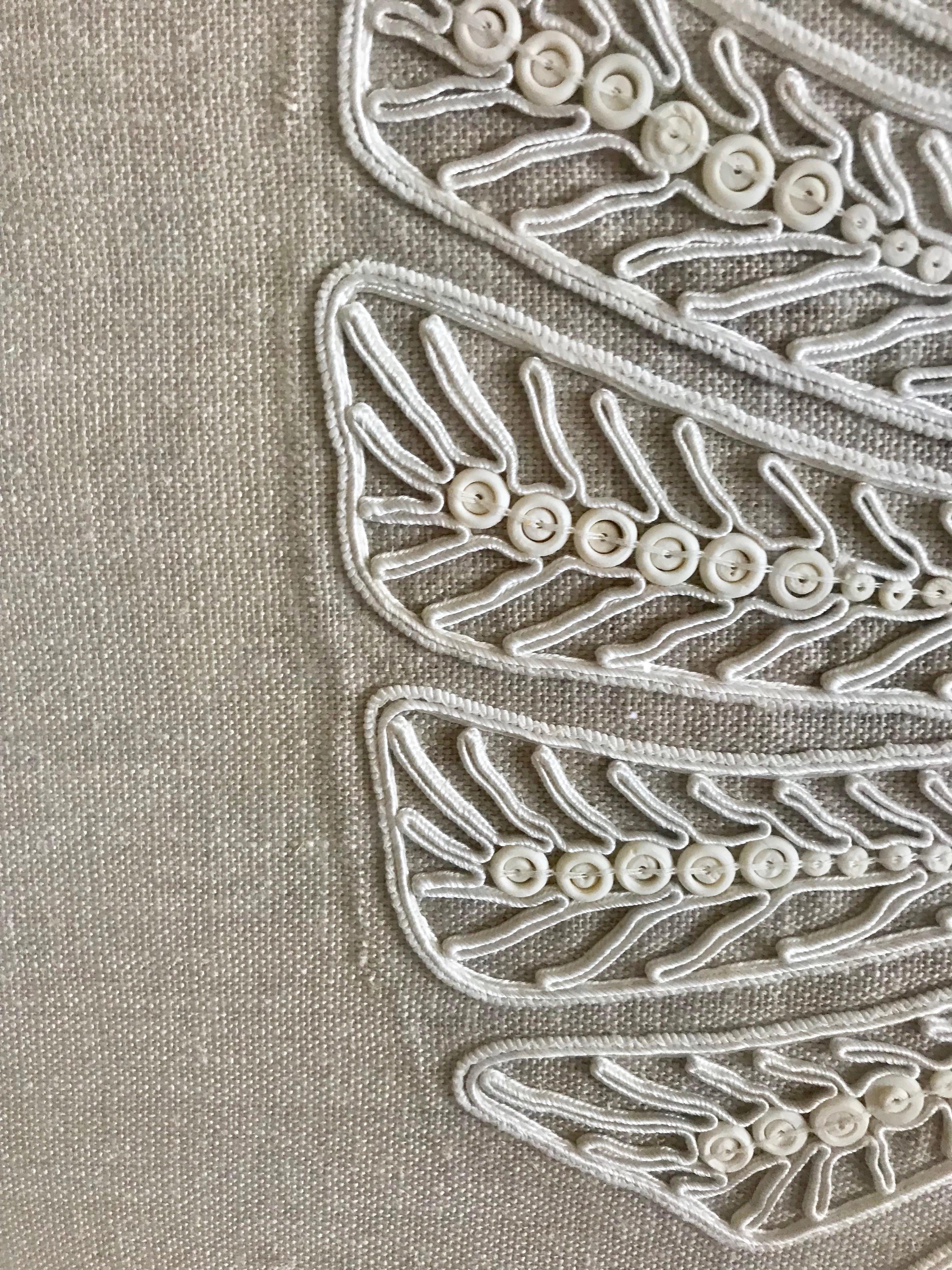 Große abstrakte weiße Stickerei auf taupefarbenem Muslin, neutral (Textil)