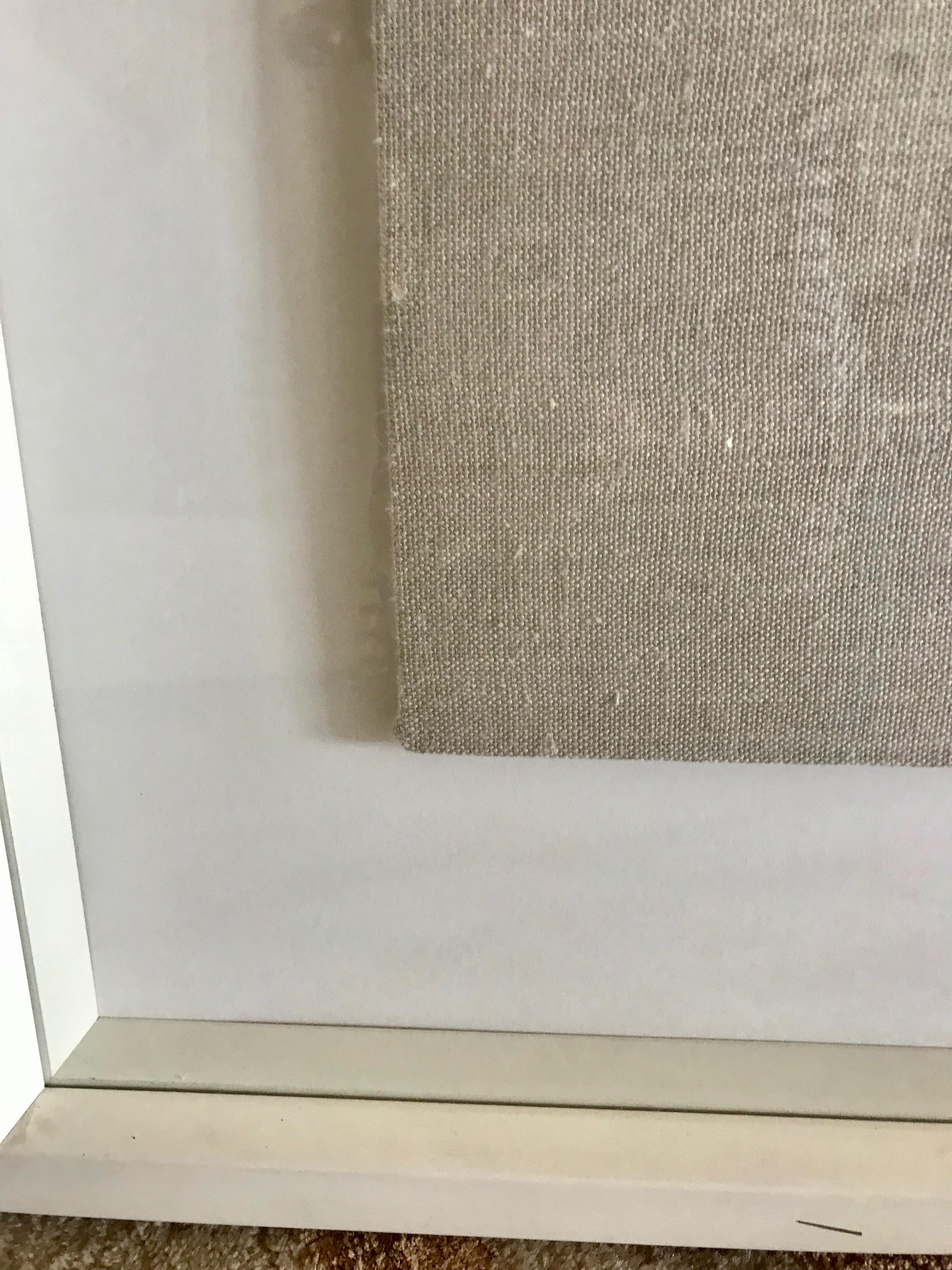 Große abstrakte weiße Stickerei auf taupefarbenem Muslin, neutral 2