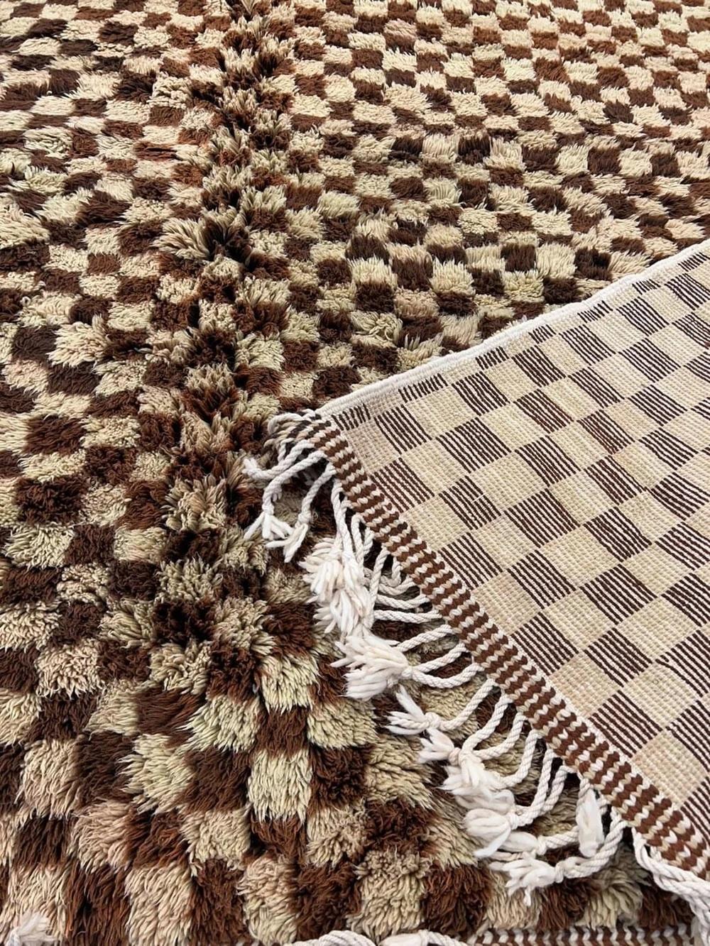 Grande tappeto marocchino moderno a scacchi in lana Beni M'Rirt, neutro e marrone, intrecciato a mano in vendita 3