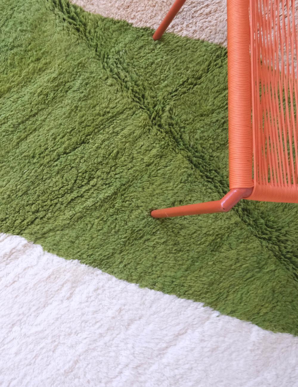 Moderno Grande tappeto neutro a blocchi di colore moderno in lana marocchina Boujaad, tessuto a mano in vendita