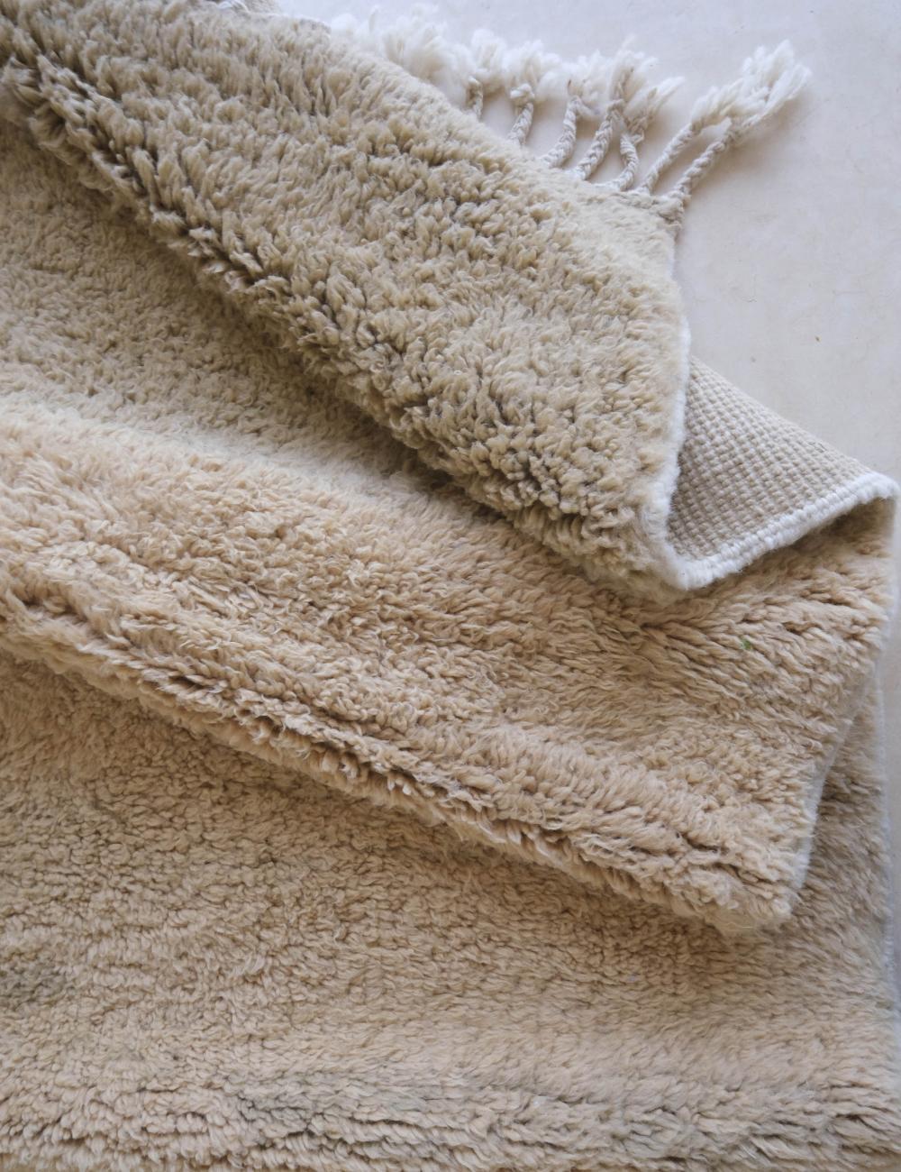 Tessuto Grande tappeto neutro a blocchi di colore moderno in lana marocchina Boujaad, tessuto a mano in vendita