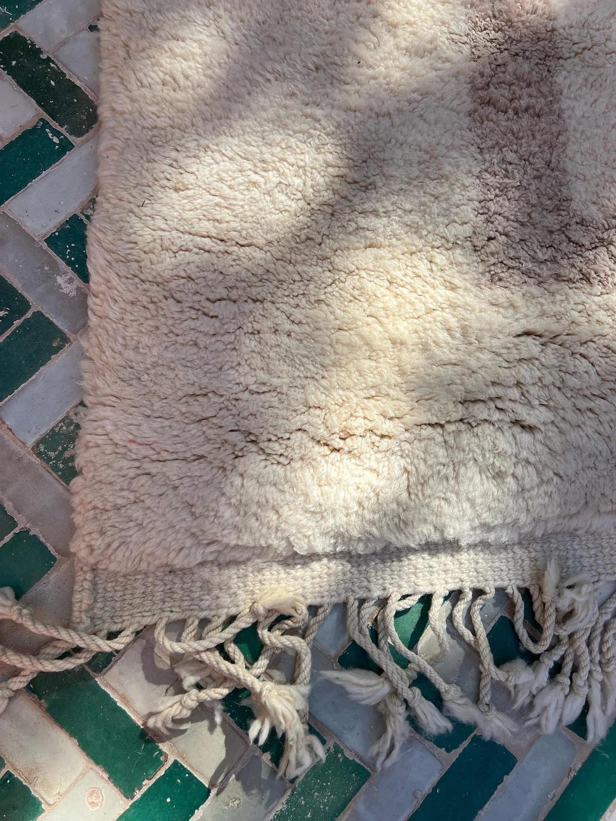 Large Neutral Modern Moroccan Cream Wool Beni M'Rirt Rug with Taupe Border in vendita 5