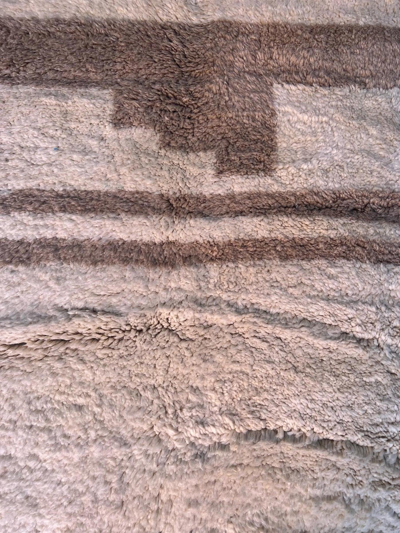 Moderne Grand tapis Beni M'Rirt marocain moderne et neutre en laine crème avec bordure taupe en vente