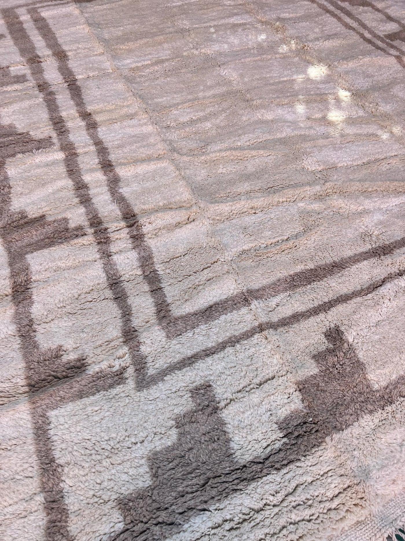 Marocain Grand tapis Beni M'Rirt marocain moderne et neutre en laine crème avec bordure taupe en vente