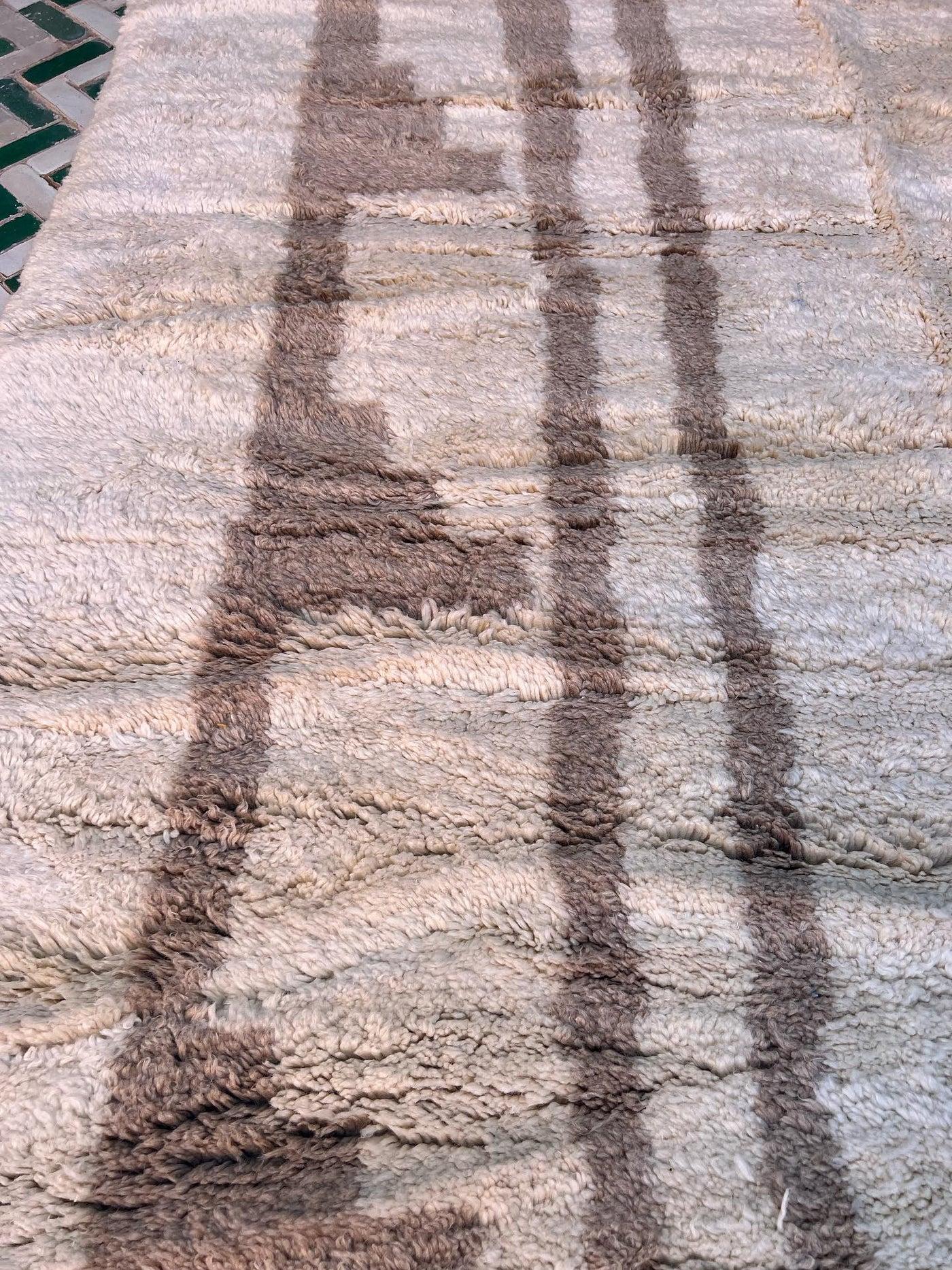 Noué à la main Grand tapis Beni M'Rirt marocain moderne et neutre en laine crème avec bordure taupe en vente
