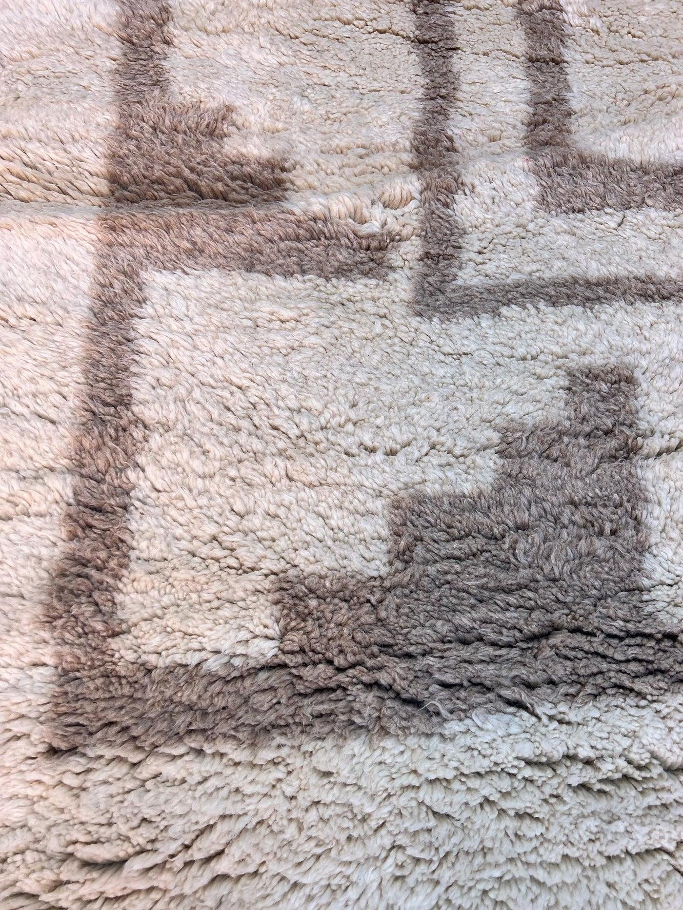 Grand tapis Beni M'Rirt marocain moderne et neutre en laine crème avec bordure taupe Neuf - En vente à Los Angeles, CA