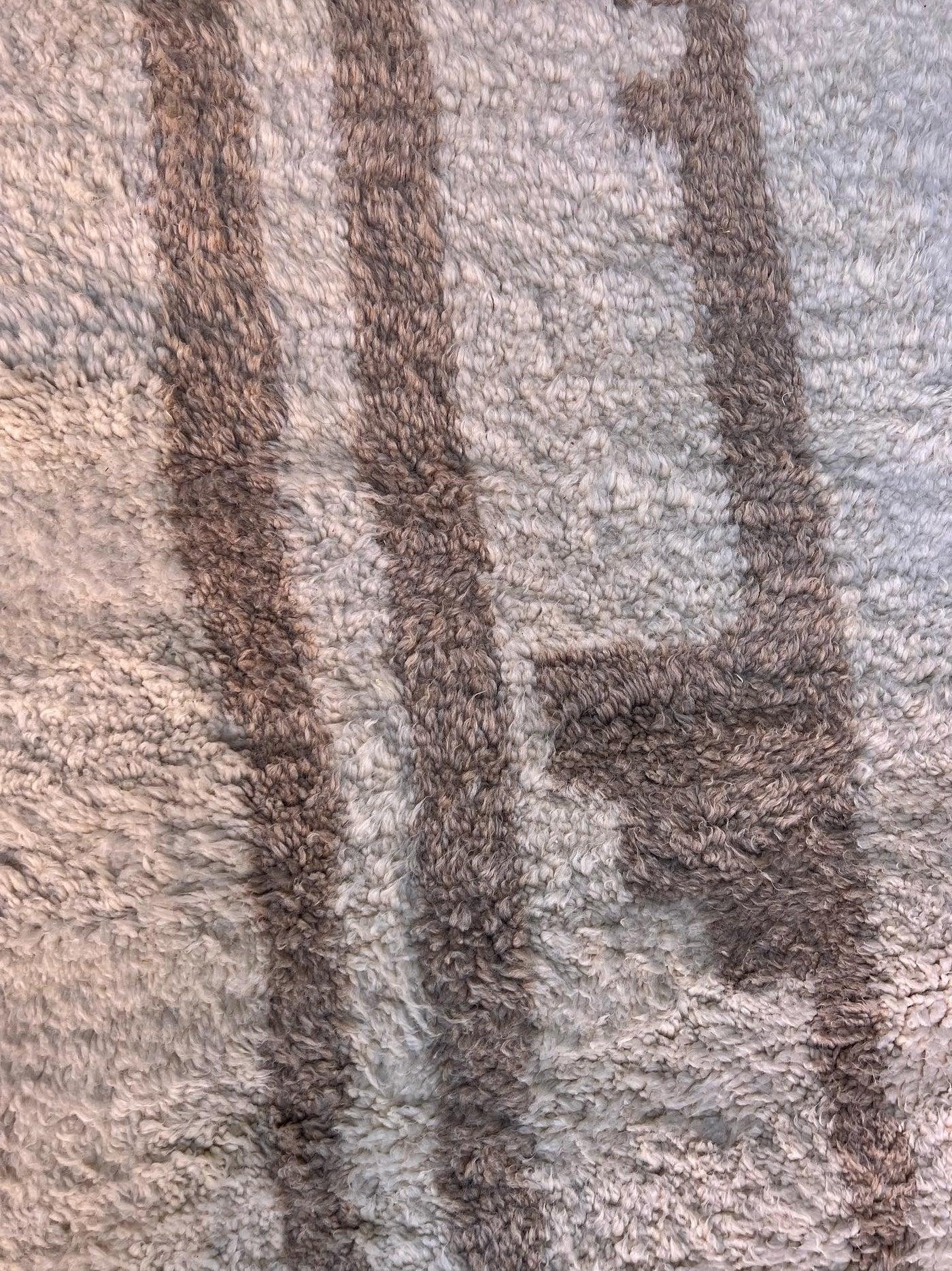 XXIe siècle et contemporain Grand tapis Beni M'Rirt marocain moderne et neutre en laine crème avec bordure taupe en vente