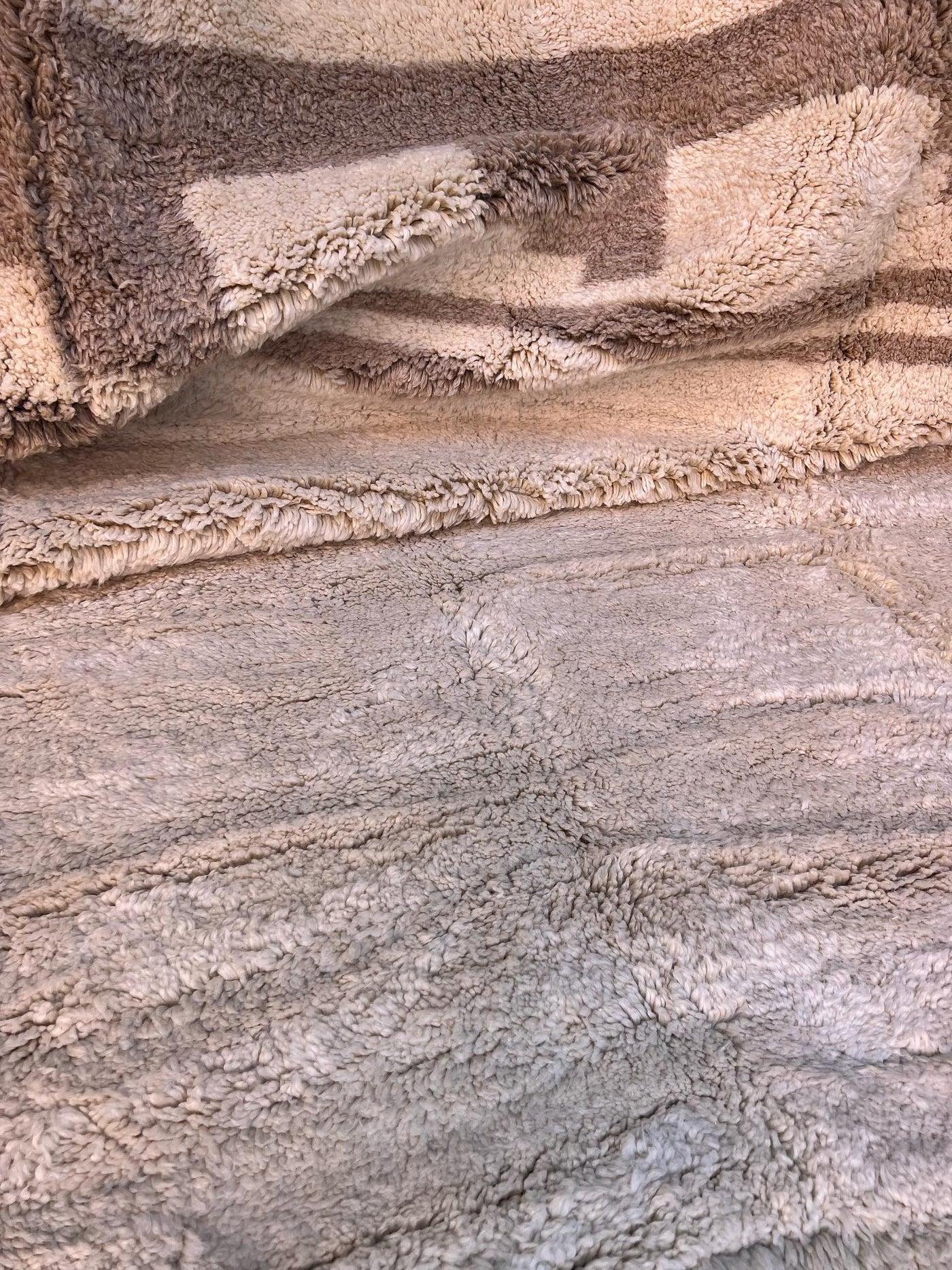 Laine Grand tapis Beni M'Rirt marocain moderne et neutre en laine crème avec bordure taupe en vente