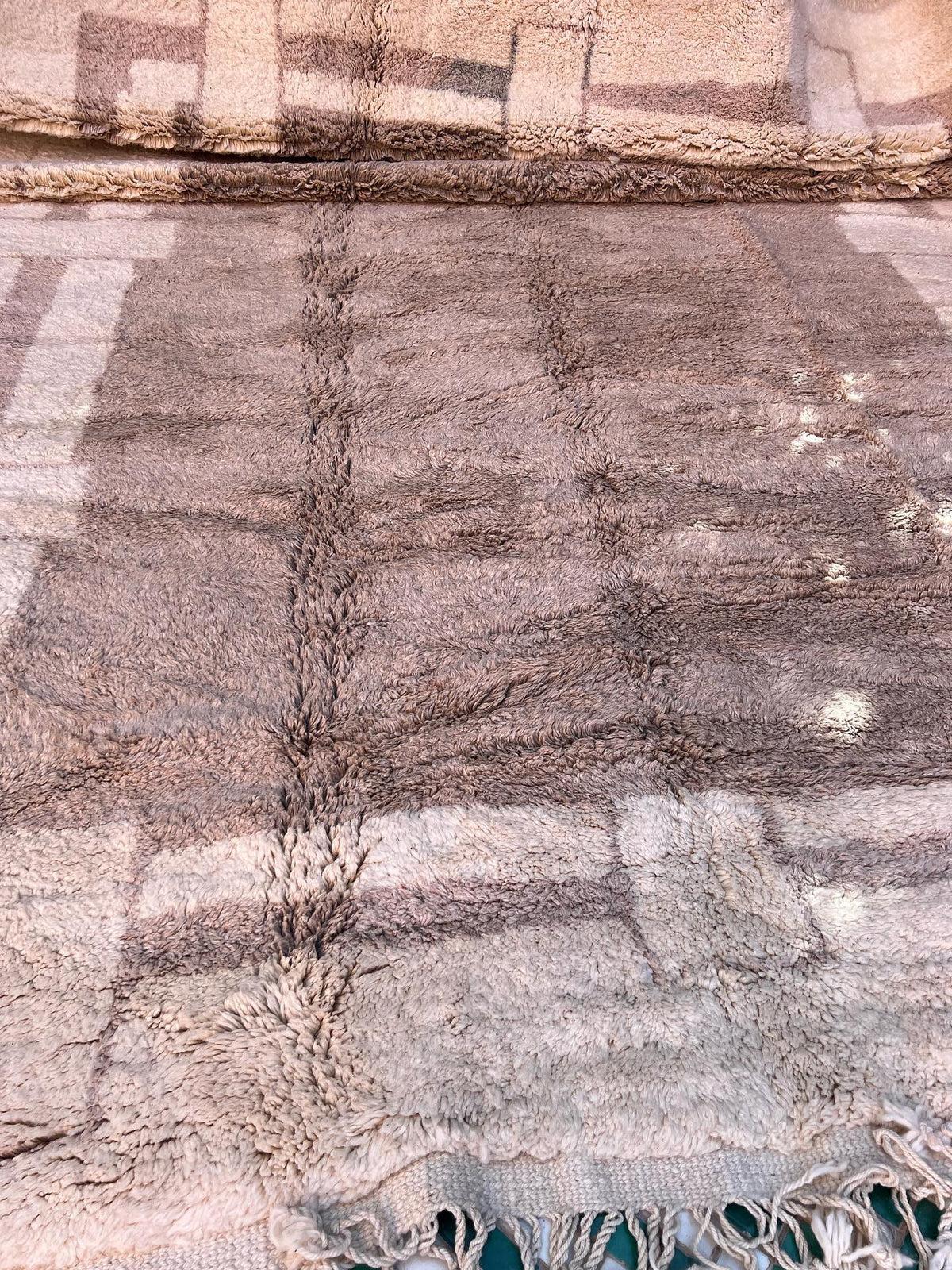 Lana Large Neutral Modern Moroccan Cream Wool Beni M'Rirt Rug with Taupe Border in vendita
