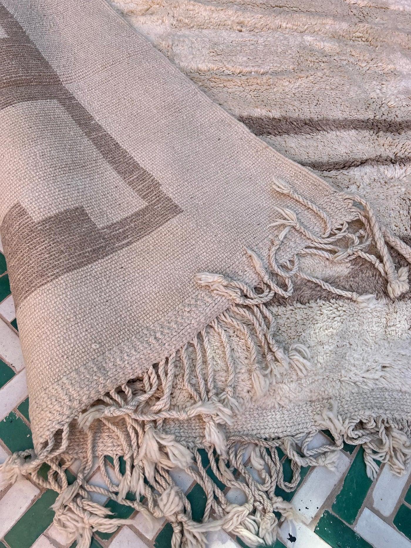 Grand tapis Beni M'Rirt marocain moderne et neutre en laine crème avec bordure taupe en vente 1