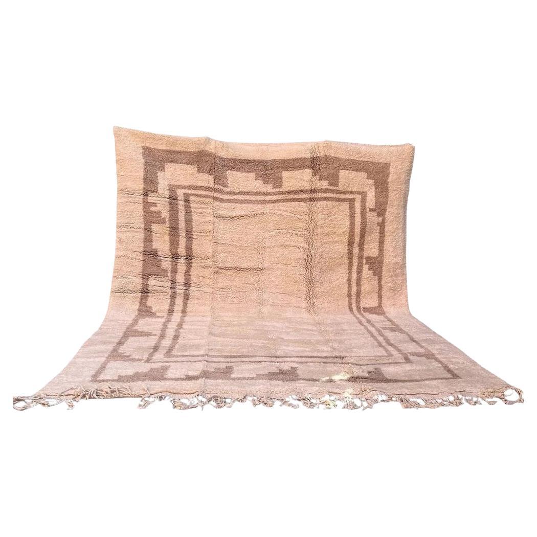 Grand tapis Beni M'Rirt marocain moderne et neutre en laine crème avec bordure taupe en vente