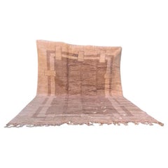Grand tapis Beni M'Rirt marocain moderne et neutre en laine crème avec bordure taupe