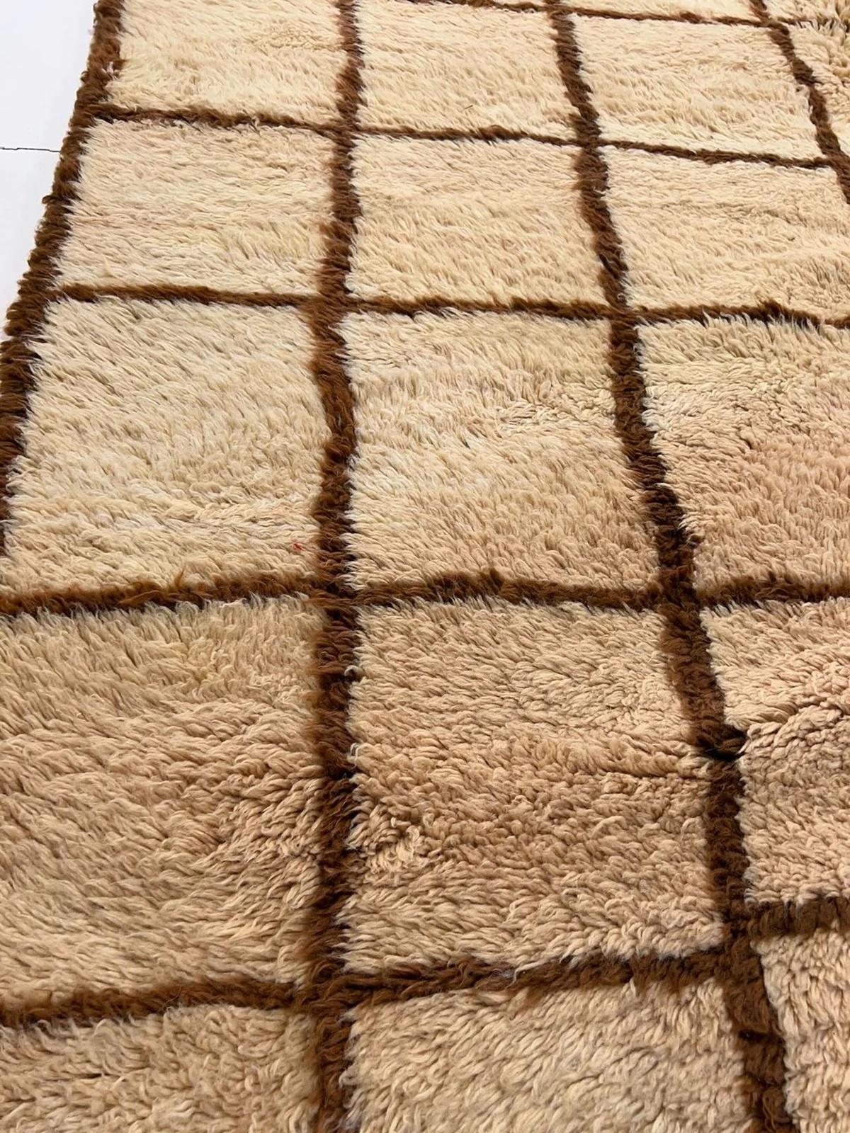 Large Neutral Modern Moroccan Tattersall Grid Wool Beni M'Rirt Handwoven Rug In New Condition For Sale In Los Angeles, CA