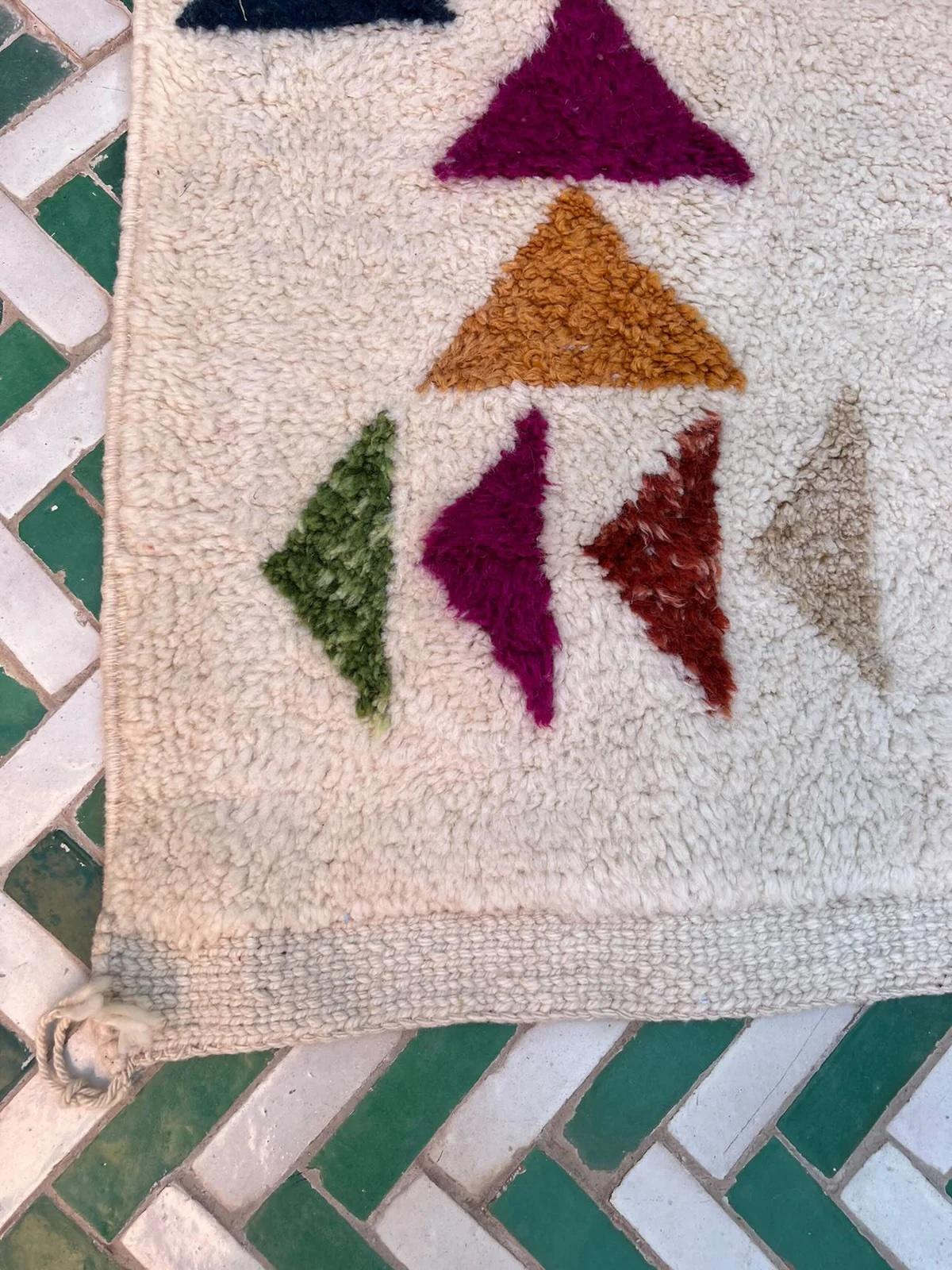 Grande tappeto marocchino neutro e moderno in lana Beni M'Rirt, tessuto a mano e con un design colorato in vendita 2