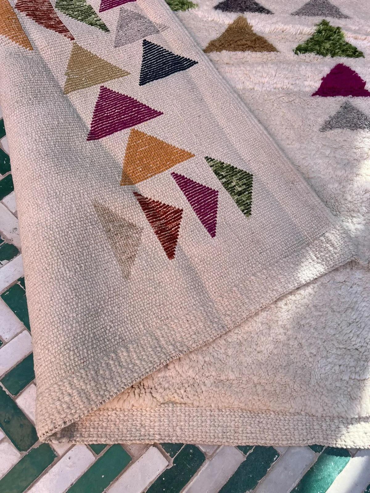 Grande tappeto marocchino neutro e moderno in lana Beni M'Rirt, tessuto a mano e con un design colorato in vendita 3