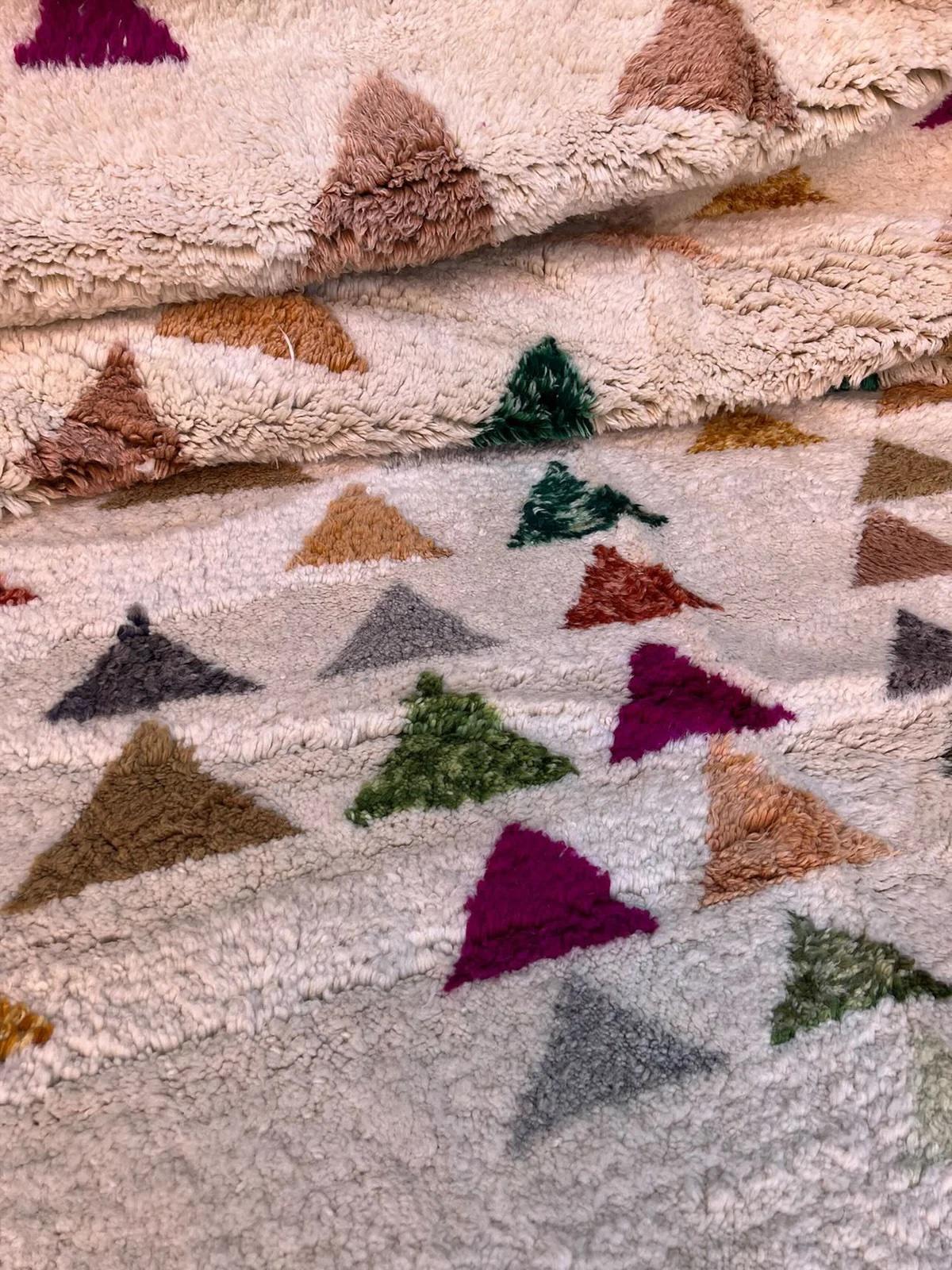 Moderno Grande tappeto marocchino neutro e moderno in lana Beni M'Rirt, tessuto a mano e con un design colorato in vendita