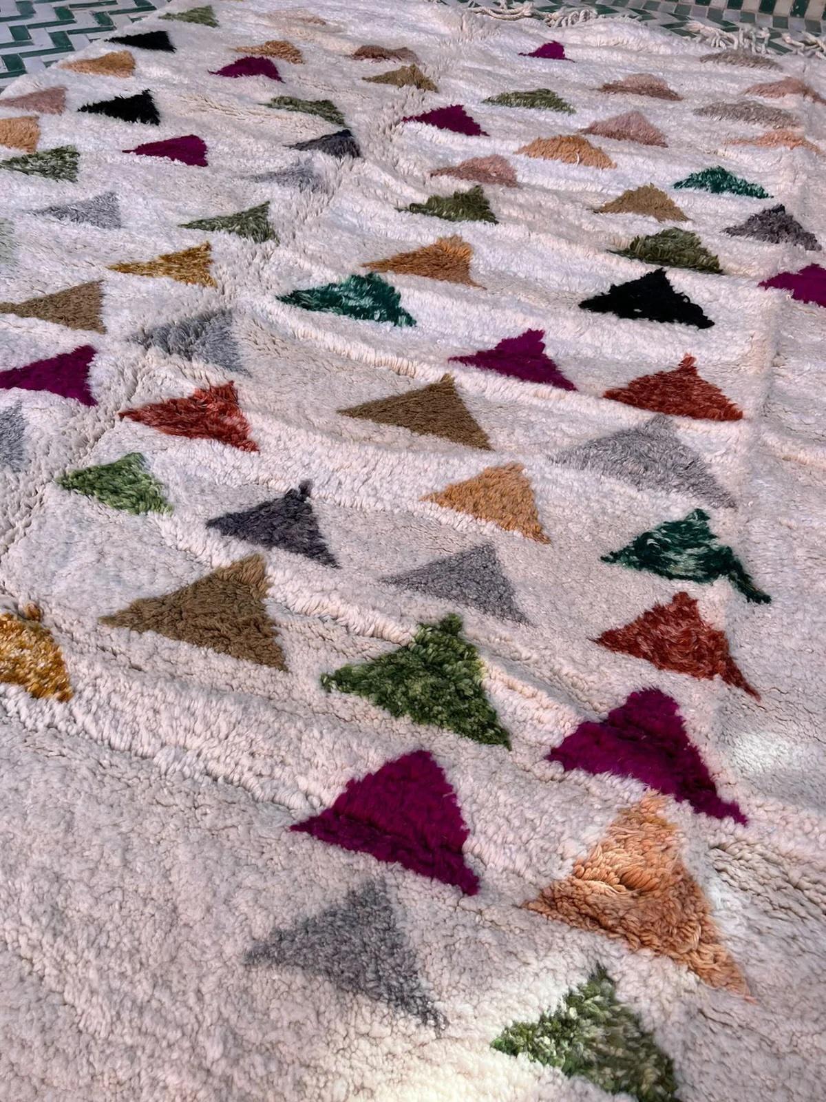 Tessuto Grande tappeto marocchino neutro e moderno in lana Beni M'Rirt, tessuto a mano e con un design colorato in vendita
