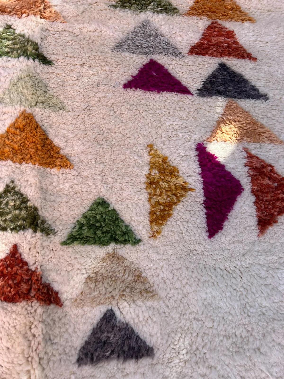 XXI secolo e contemporaneo Grande tappeto marocchino neutro e moderno in lana Beni M'Rirt, tessuto a mano e con un design colorato in vendita