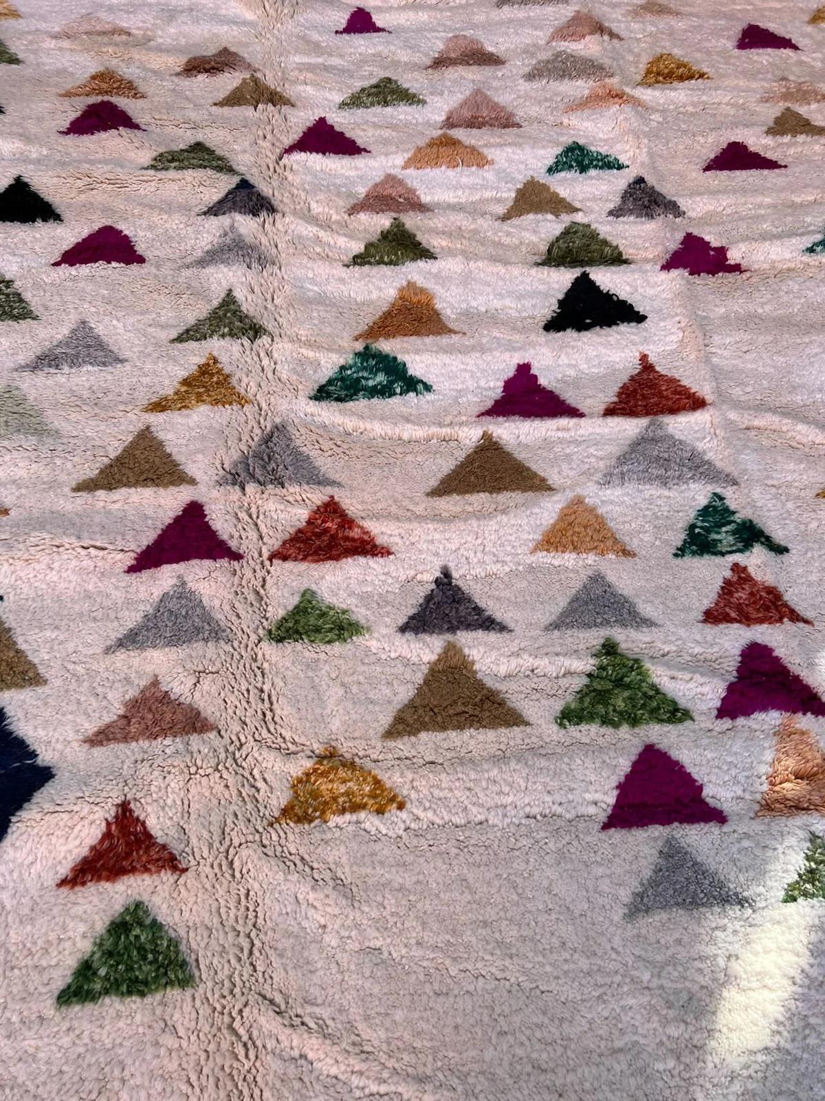 Lana Grande tappeto marocchino neutro e moderno in lana Beni M'Rirt, tessuto a mano e con un design colorato in vendita