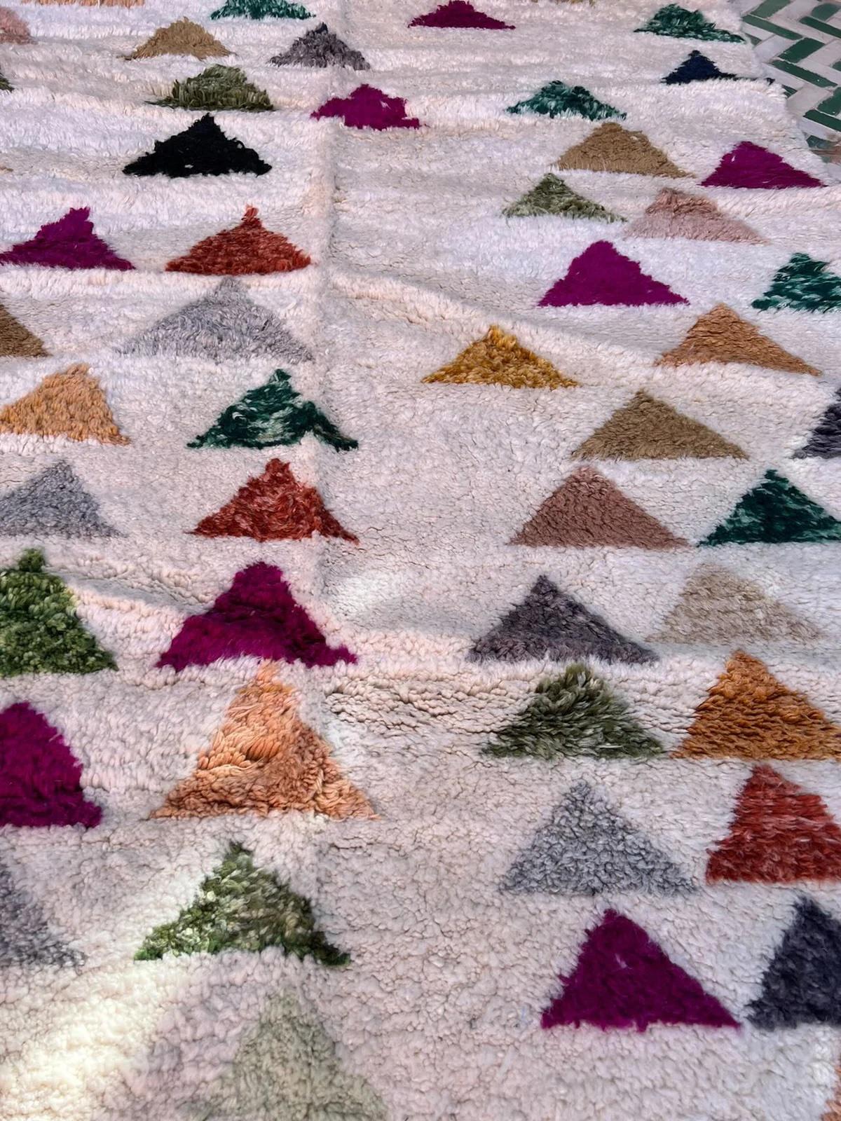 Grande tappeto marocchino neutro e moderno in lana Beni M'Rirt, tessuto a mano e con un design colorato in vendita 1