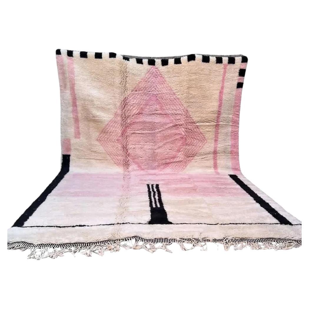 Alfombra grande neutra moderna marroquí de lana Beni M'Rirt con diseño abstracto rosa