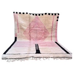 Grande tappeto neutro e moderno in lana marocchina Beni M'Rirt con disegno astratto rosa