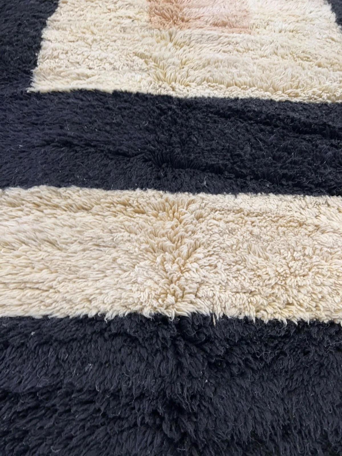 Grande tappeto marocchino neutro e moderno in lana Beni M'Rirt con design Line nero al bordo in vendita 3