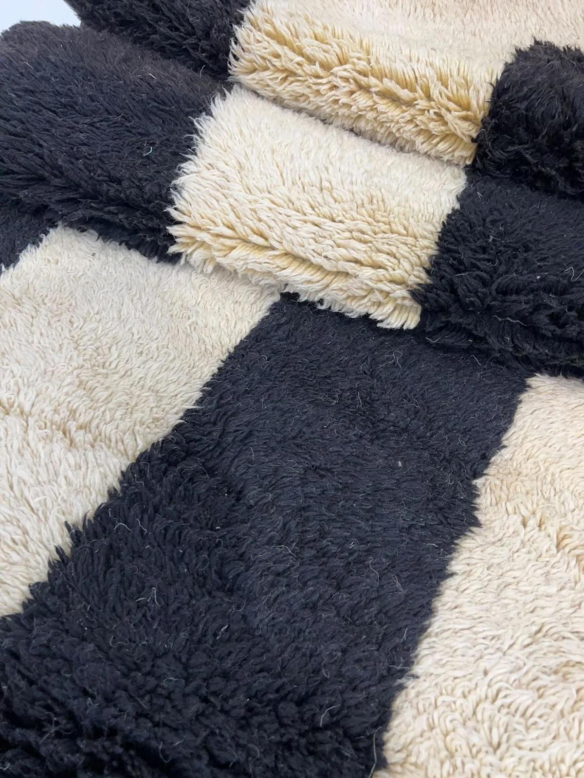 Grande tappeto marocchino neutro e moderno in lana Beni M'Rirt con design Line nero al bordo in vendita 4