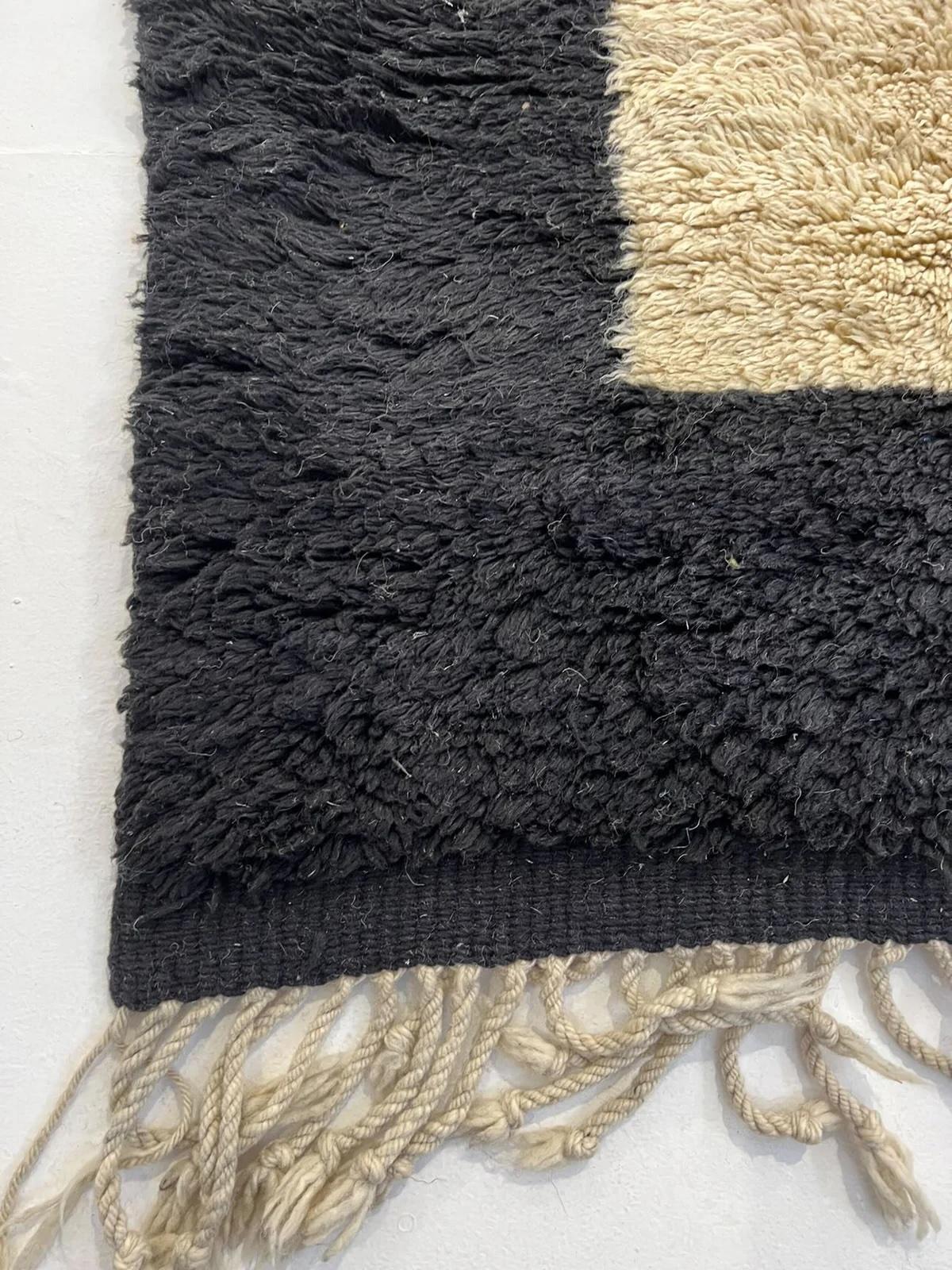 Grande tappeto marocchino neutro e moderno in lana Beni M'Rirt con design Line nero al bordo in vendita 5