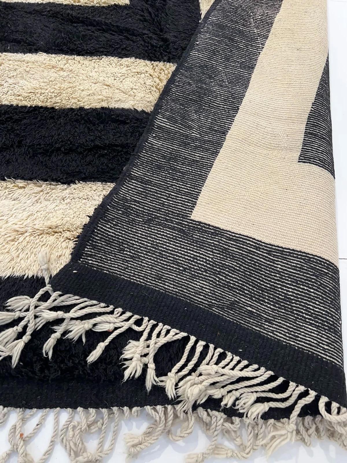 Grande tappeto marocchino neutro e moderno in lana Beni M'Rirt con design Line nero al bordo in vendita 6