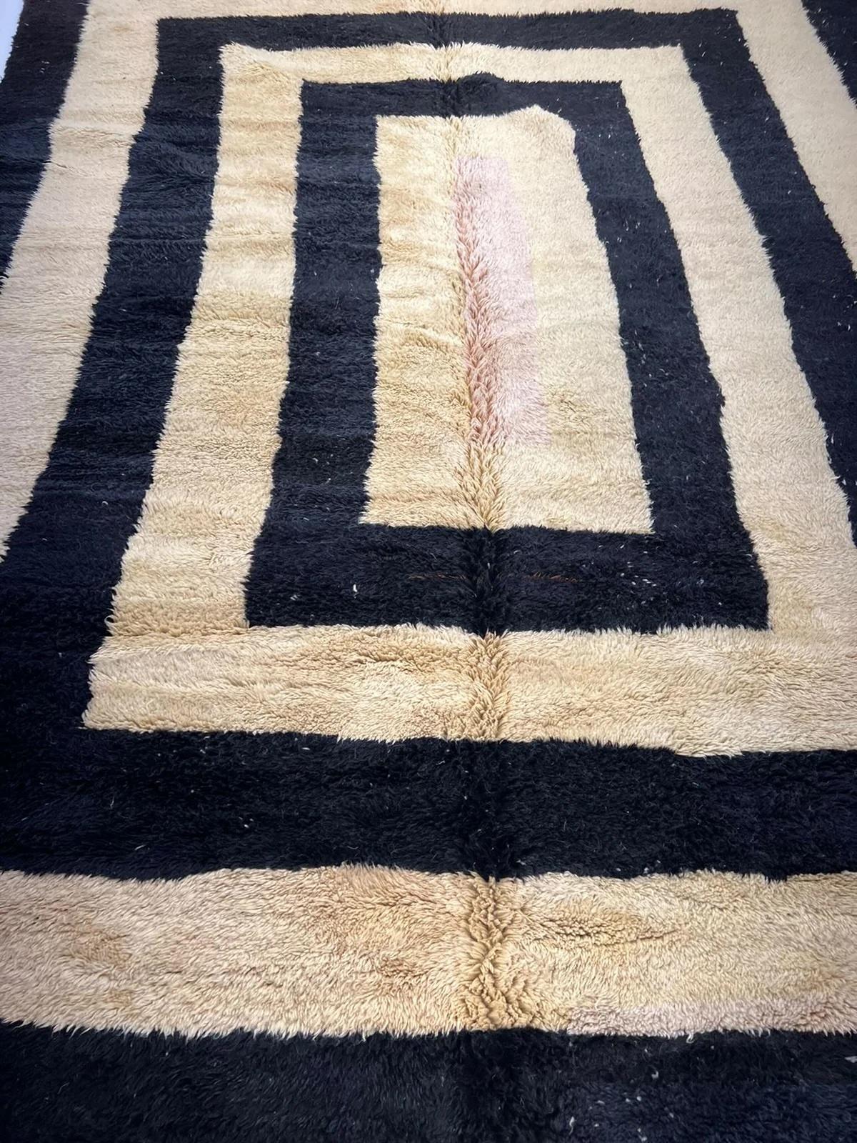 Großer Neutral-moderner marokkanischer Beni M'Rirt-Teppich aus Wolle mit schwarzem Bordürendesign (Moderne) im Angebot