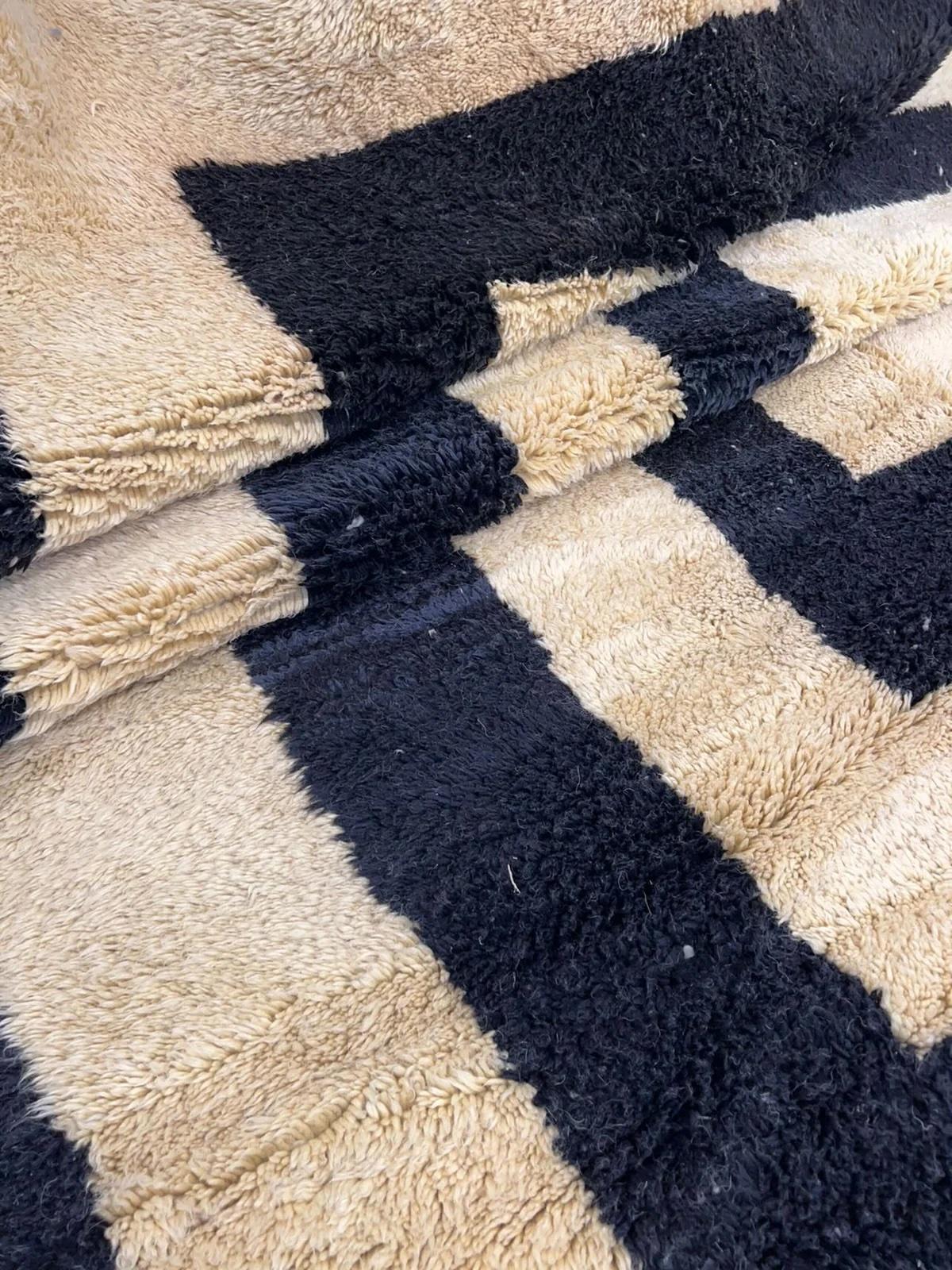 Großer Neutral-moderner marokkanischer Beni M'Rirt-Teppich aus Wolle mit schwarzem Bordürendesign (Marokkanisch) im Angebot