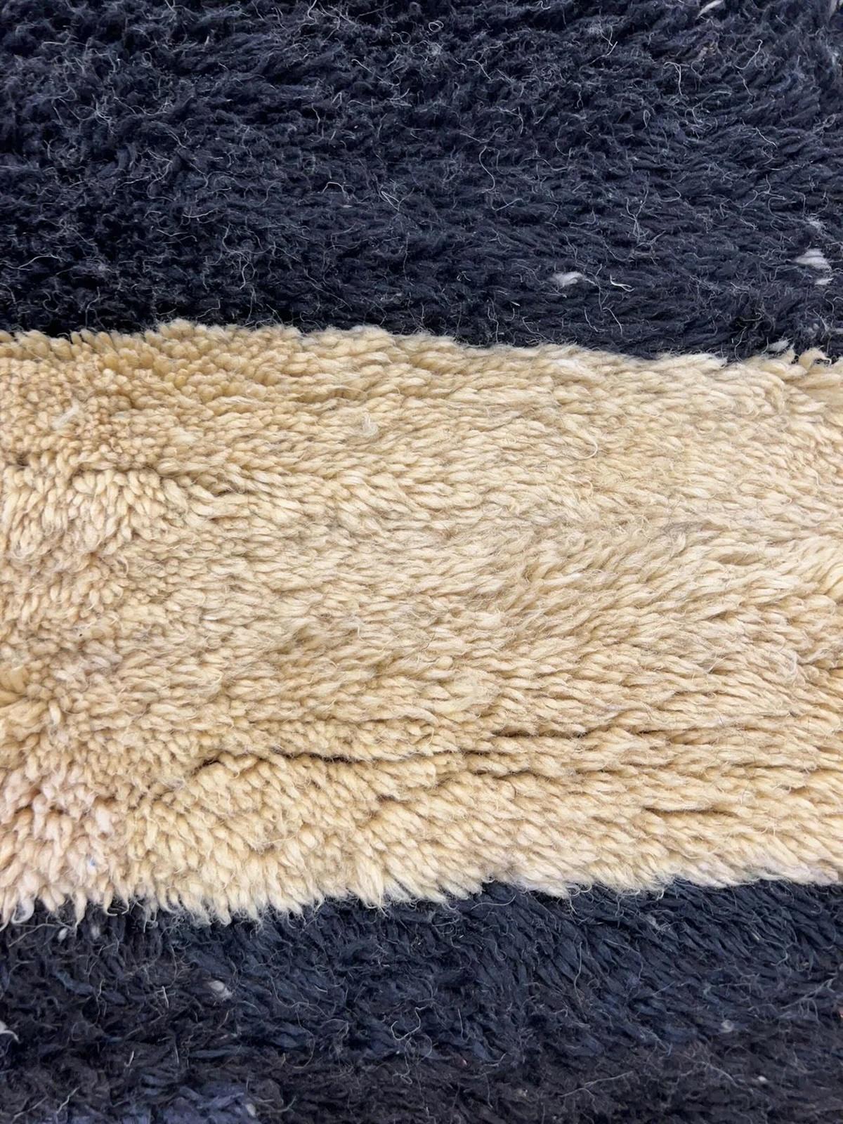 Großer Neutral-moderner marokkanischer Beni M'Rirt-Teppich aus Wolle mit schwarzem Bordürendesign (Handgeknüpft) im Angebot