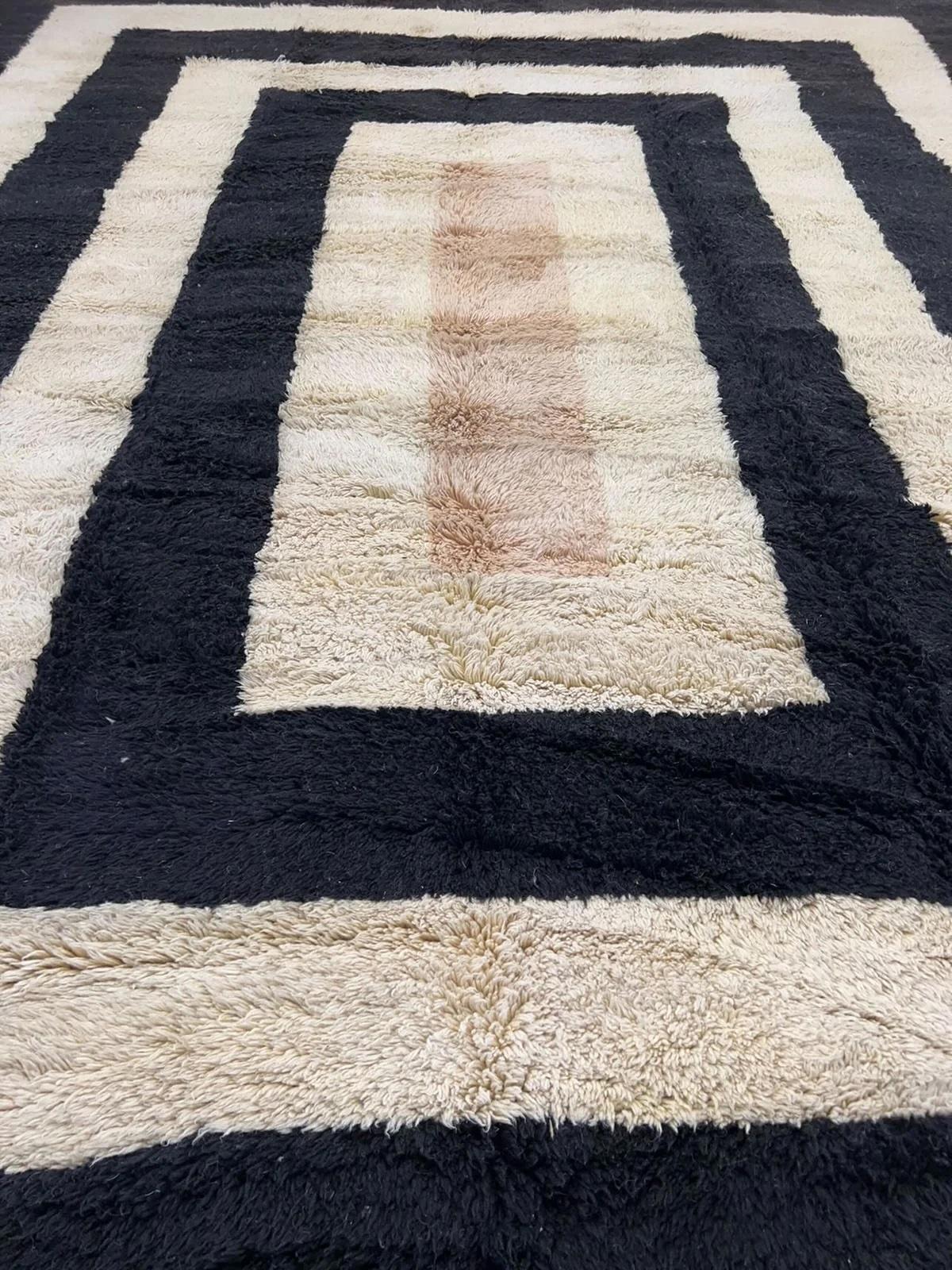Tessuto Grande tappeto marocchino neutro e moderno in lana Beni M'Rirt con design Line nero al bordo in vendita