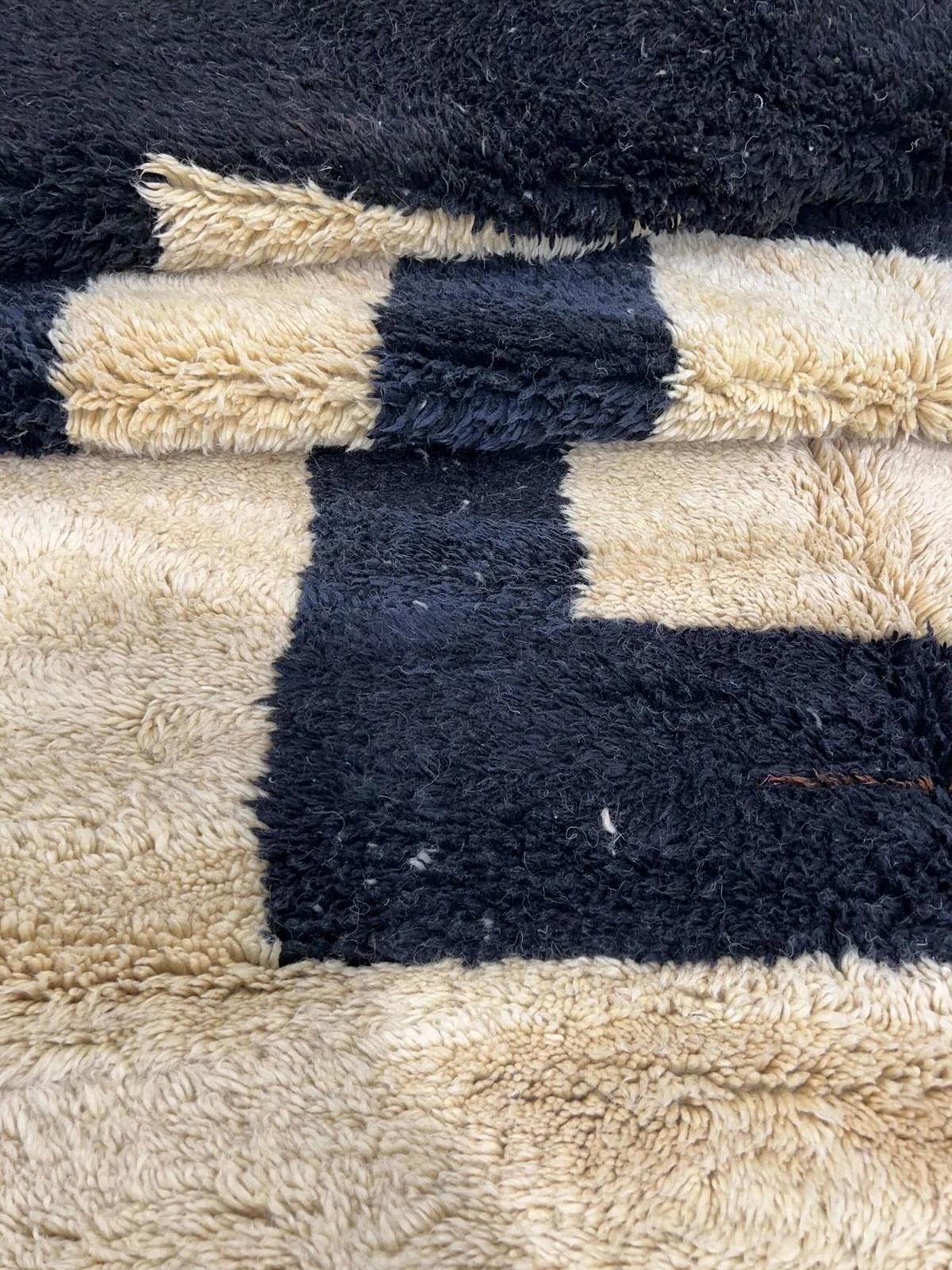 Großer Neutral-moderner marokkanischer Beni M'Rirt-Teppich aus Wolle mit schwarzem Bordürendesign im Zustand „Neu“ im Angebot in Los Angeles, CA