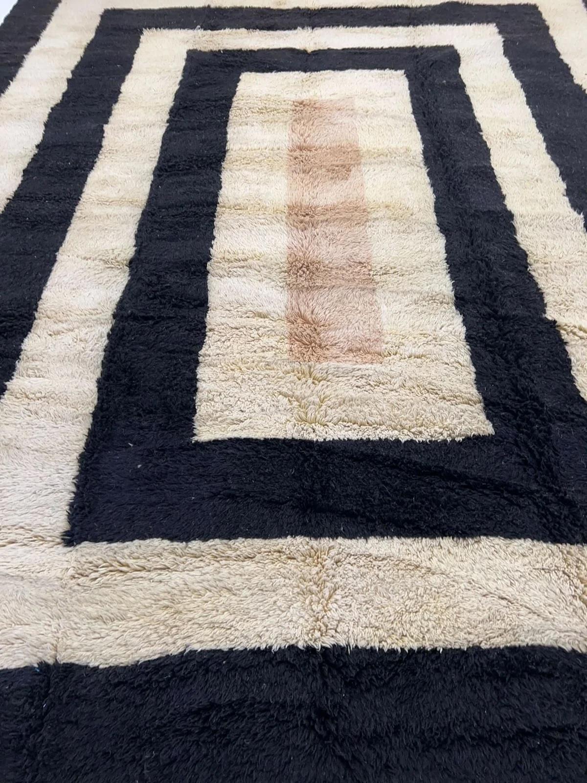 Grande tappeto marocchino neutro e moderno in lana Beni M'Rirt con design Line nero al bordo In condizioni Nuovo in vendita a Los Angeles, CA