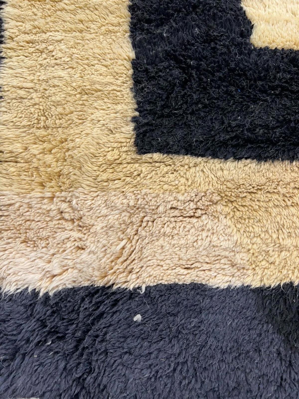 Großer Neutral-moderner marokkanischer Beni M'Rirt-Teppich aus Wolle mit schwarzem Bordürendesign (21. Jahrhundert und zeitgenössisch) im Angebot