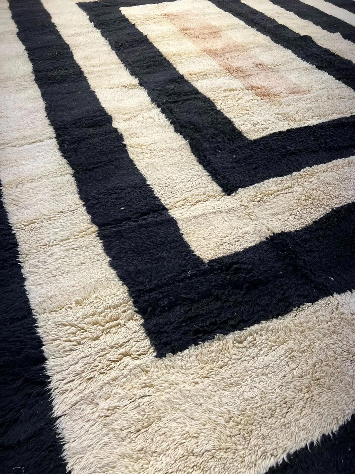 XXI secolo e contemporaneo Grande tappeto marocchino neutro e moderno in lana Beni M'Rirt con design Line nero al bordo in vendita