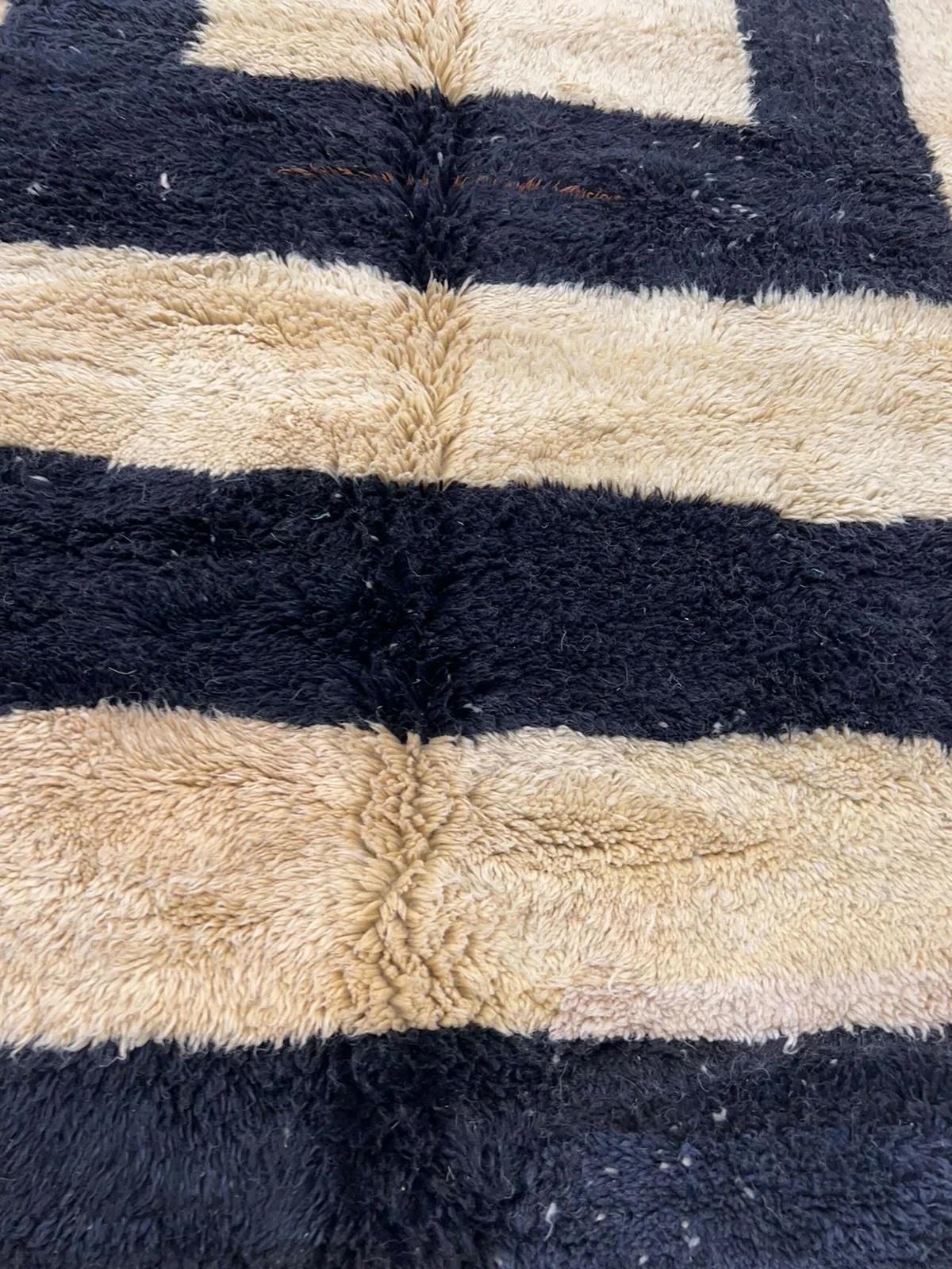 Großer Neutral-moderner marokkanischer Beni M'Rirt-Teppich aus Wolle mit schwarzem Bordürendesign im Angebot 1