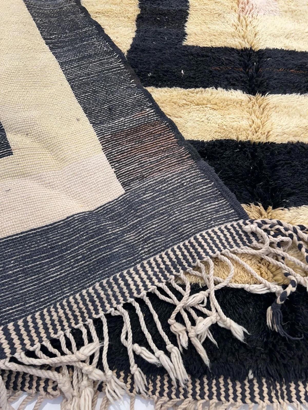 Großer Neutral-moderner marokkanischer Beni M'Rirt-Teppich aus Wolle mit schwarzem Bordürendesign im Angebot 2