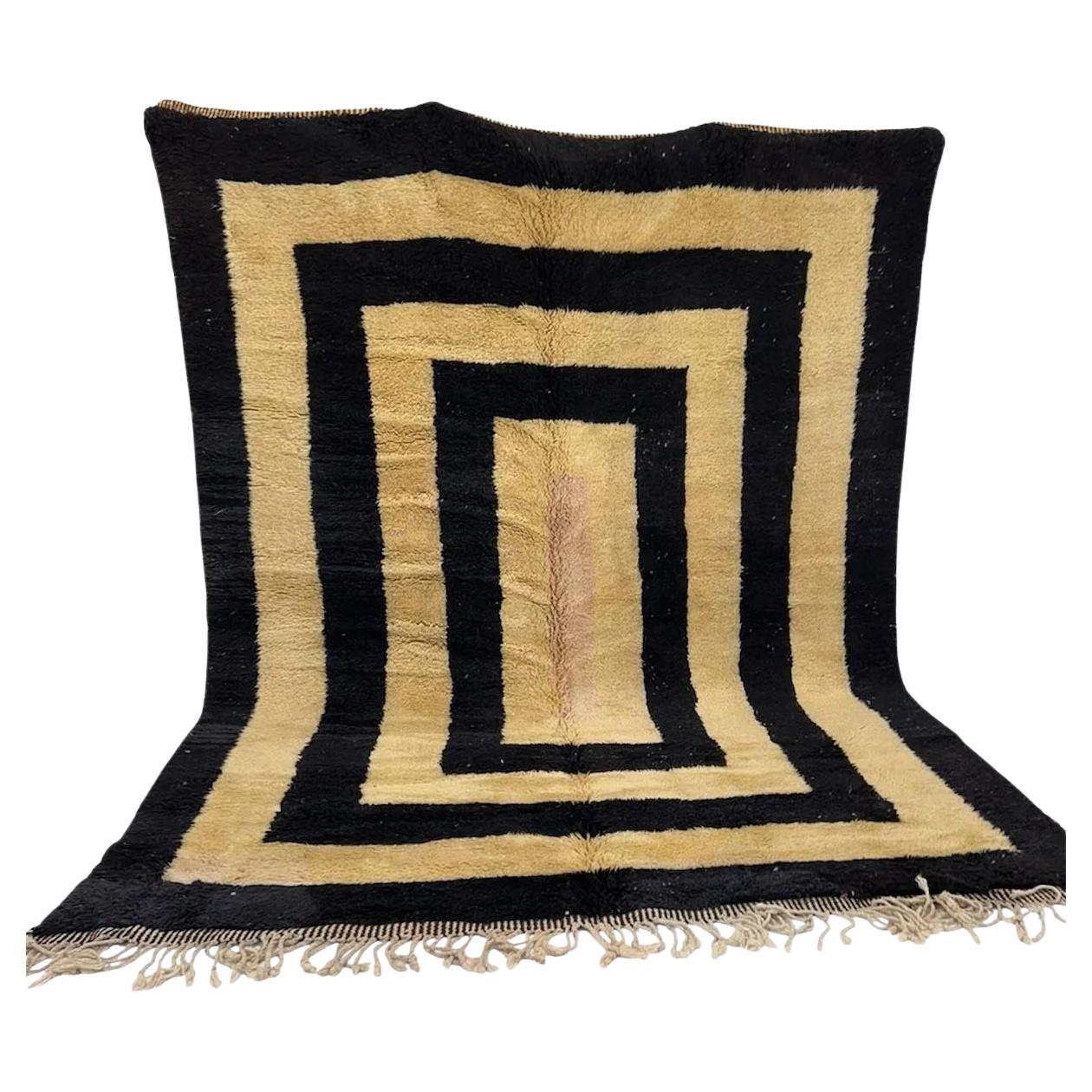 Grand tapis Beni M'Rirt marocain moderne et neutre avec bordure noire