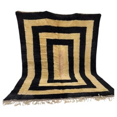 Alfombra grande neutra moderna marroquí de lana Beni M'Rirt con diseño de bordes negros
