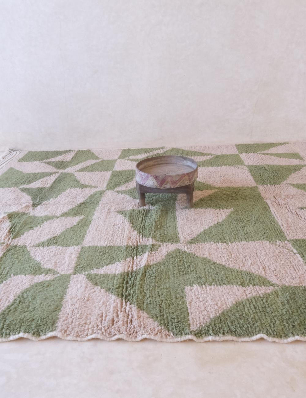 Questo grande e moderno tappeto marocchino tessuto a mano è stato realizzato da abili artigiani nelle montagne dell'Atlante. Presenta una base di lana neutra color taupe di alta qualità con un disegno grafico astratto color verde salvia, tipico